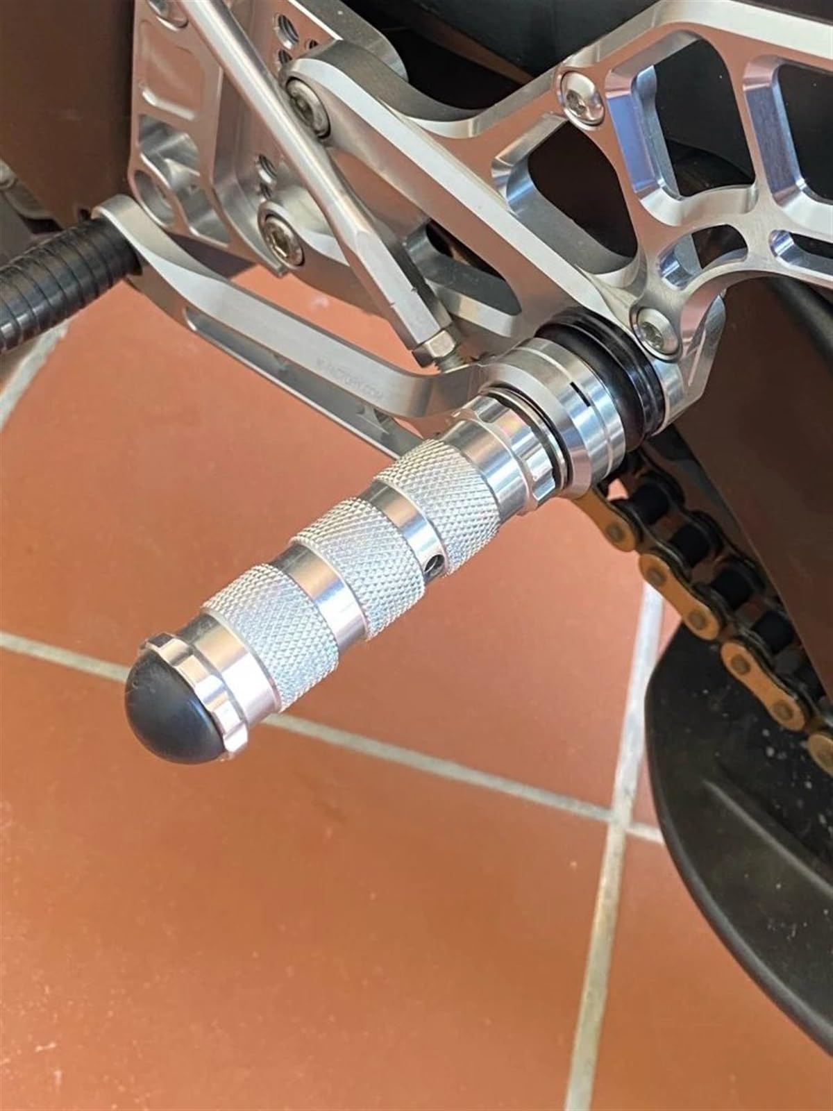 Sourcingmap Pedane Posteriori Per Moto In Metallo – Rosse, Universali, Foro 8 Mm, Antiscivolo, 1 Paio