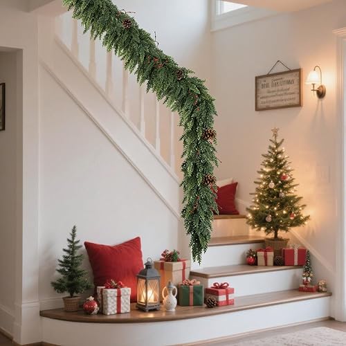 Miniatura 7 de Guirnalda de Navidad realista para manto, 6 pies, de tacto real, gruesaexuberante, guirnaldas de cedro artificial con conos de pinobayas rojas,