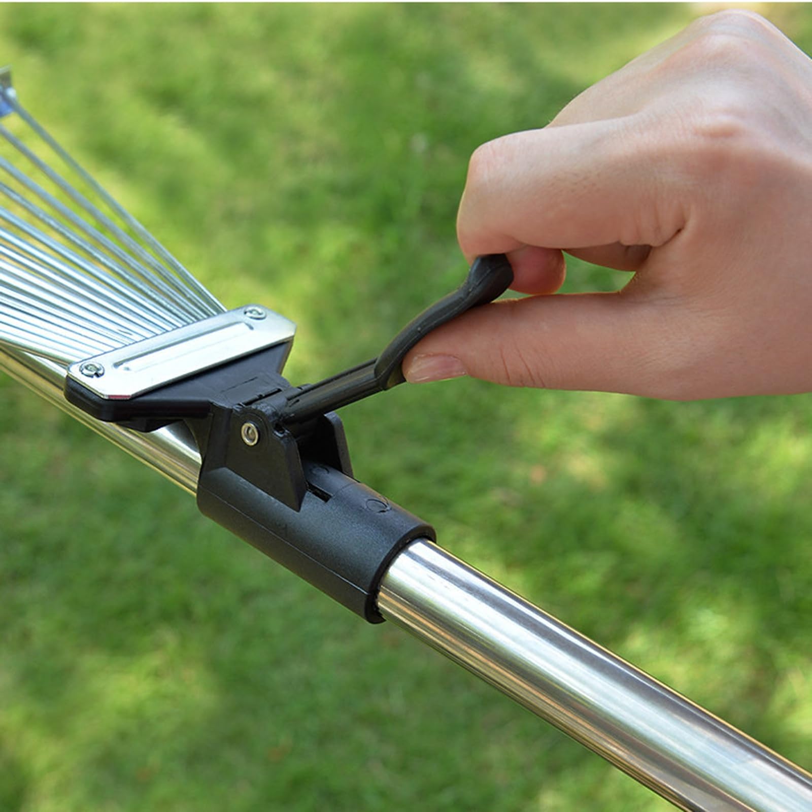 Rastrillo de jardín de acero inoxidable, rastrillo telescópico para hojas, herramienta de limpieza duradera para un mantenimiento eficiente de los arbustos, ideal para jardinería y limpieza al aire