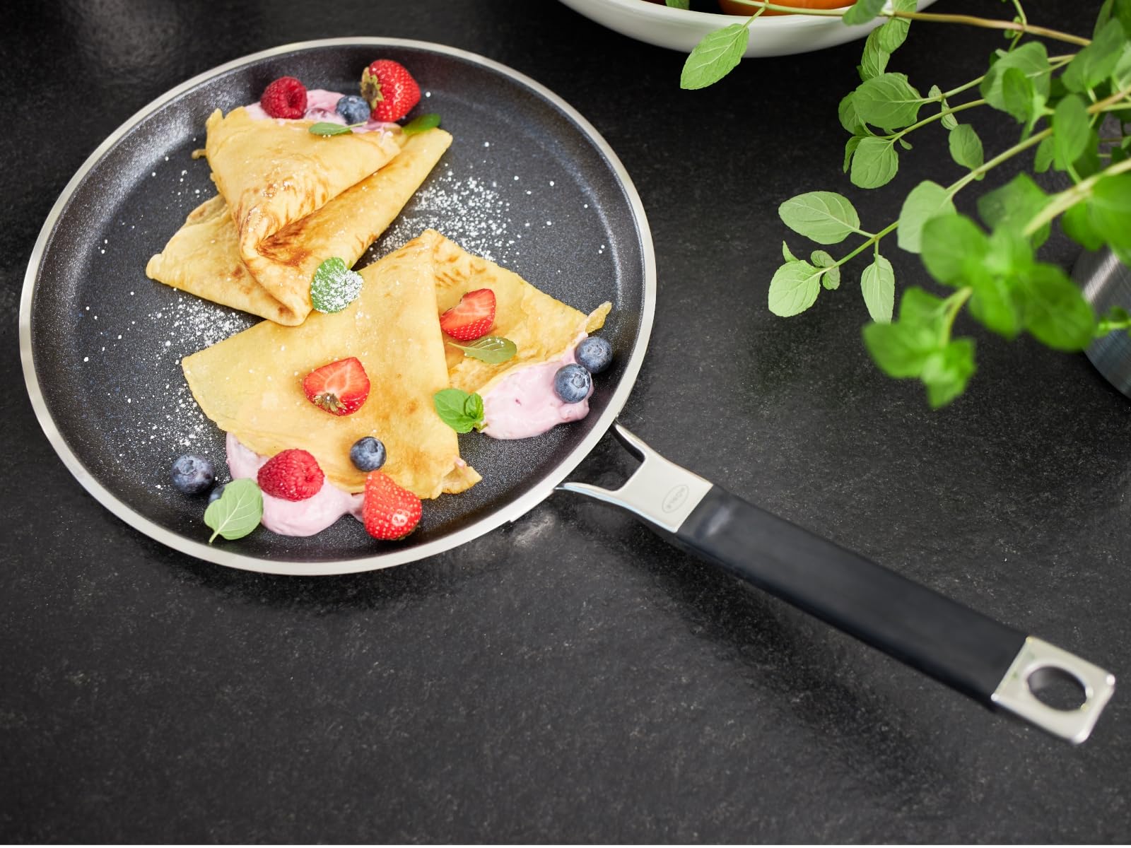 RÖSLE SILENCE PRO Crêpes Pfanne, Hochwertige Bratpfanne mit kratzfester Premium-Antihaftversiegelung ProResist, Edelstahl 18/10, induktionsgeeignet, spülmaschinengeeignet, 28 cm