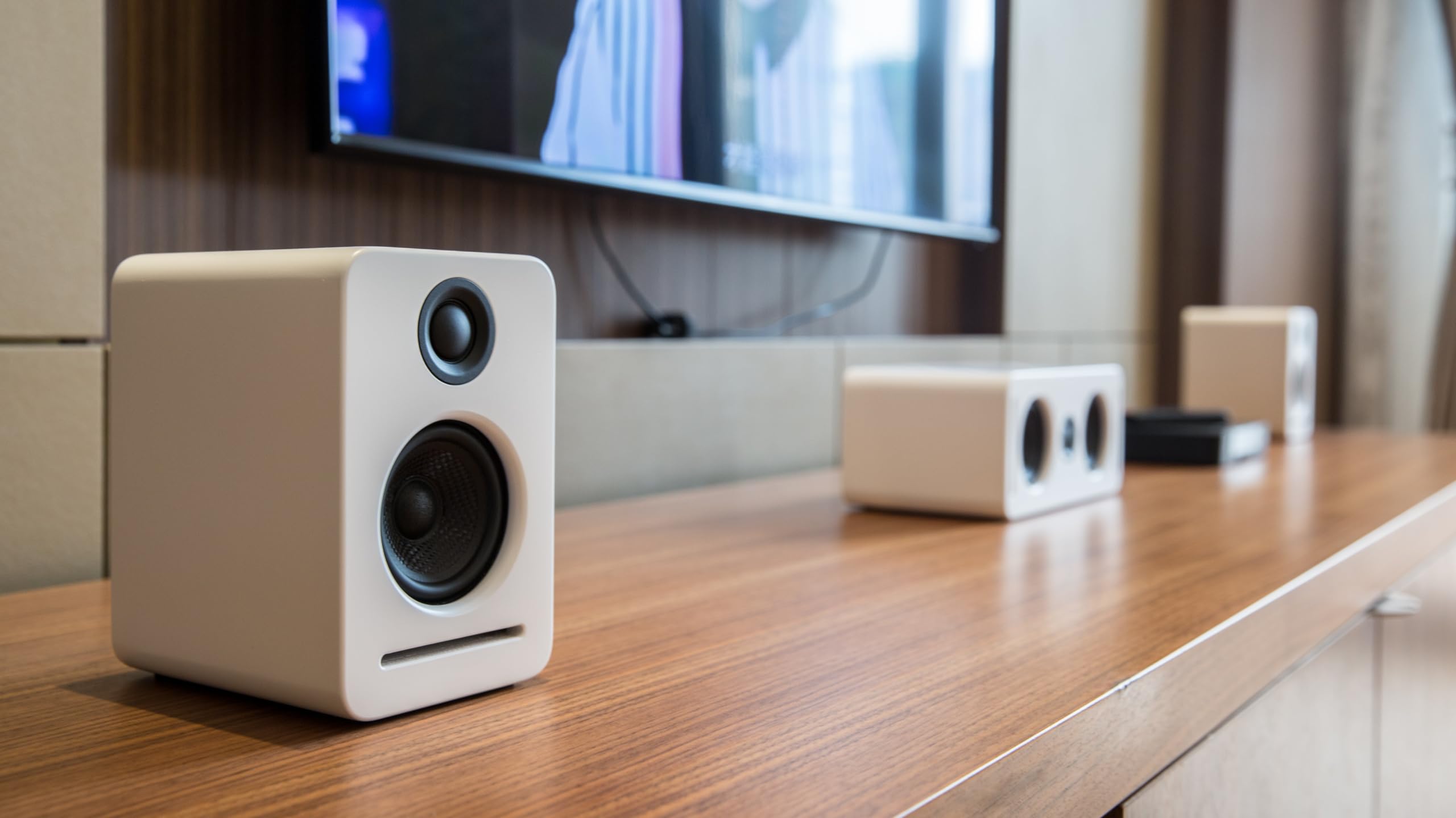 Système de son home cinéma 5.1 Dolby Atmos, système de son surround sans fil avec WiSA Low Latency, mise à niveau du son TV et de jeu pour le salon, kit Monaco compact, blanc