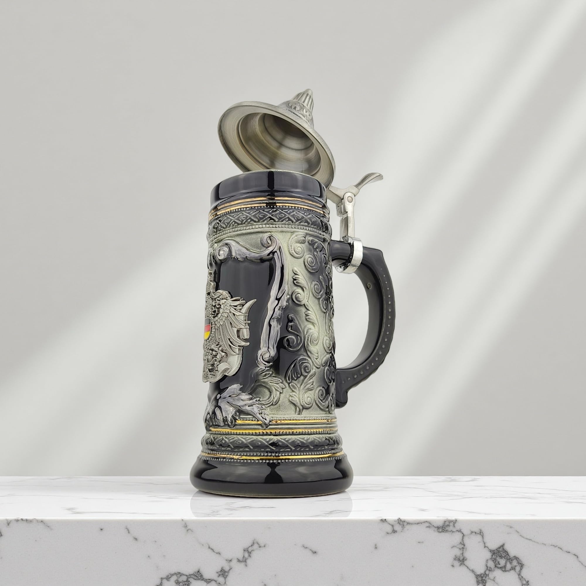 Bierkrug mit Deckel 0,7L – Klassischer Steinkrug mit Spitzdeckel & Metallmontur – Deutschland-Motiv – Geschenkidee für Männer, Vater & Bierliebhaber (Schwarz)