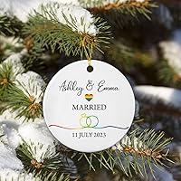 Vista 4 de Adorno de cerámica personalizado para boda, regalo para pareja, nombres y fecha personalizados, orgullo LGBTQ Rainbow Christmas 2025