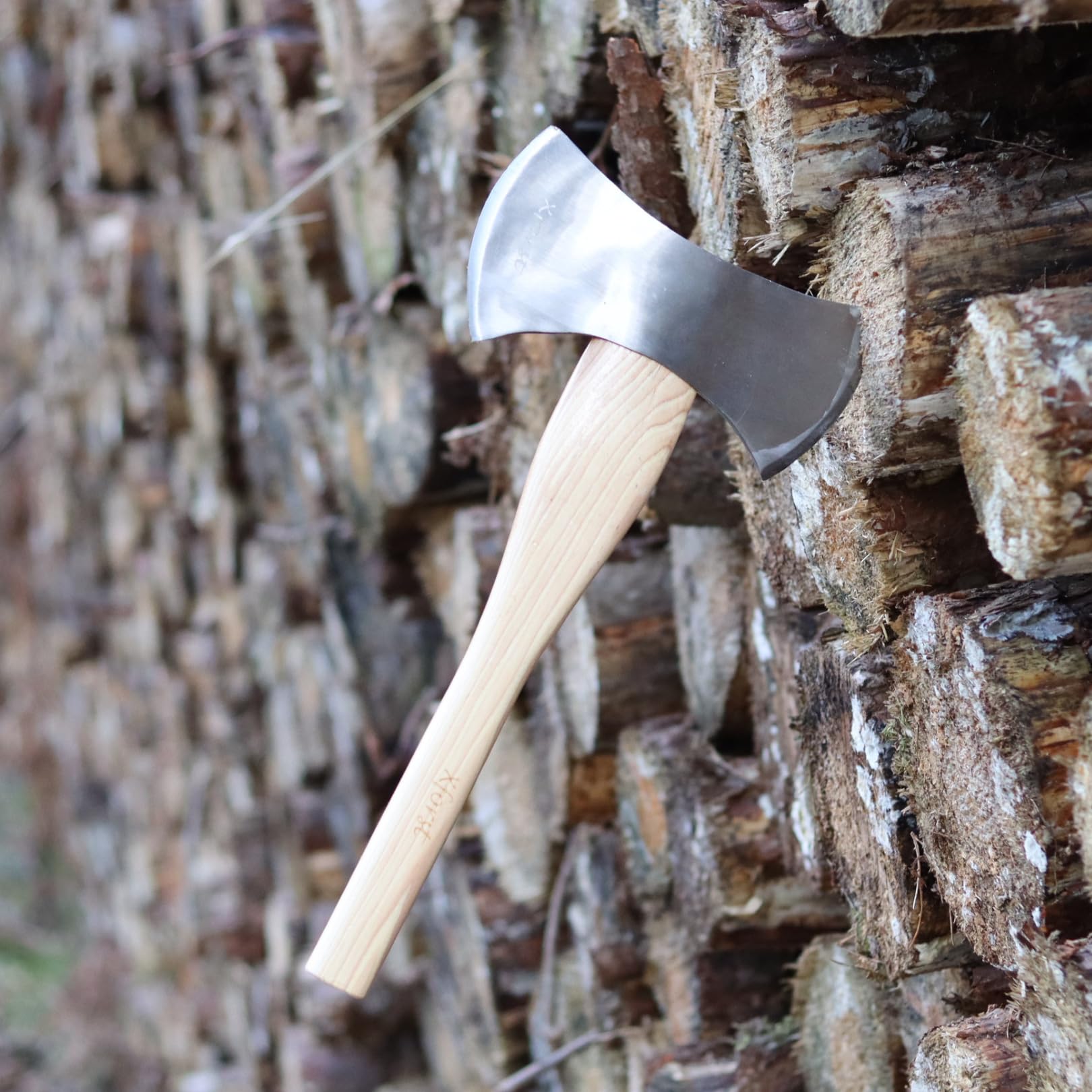 Ascia Accetta Doppia Xforst X-DB in acciaio al carbonio forgiato. Manico in legno di Hickory con fodero per la lama in vero cuoio nero. Ascia vichinga. 42 cm / 1,4 kg.