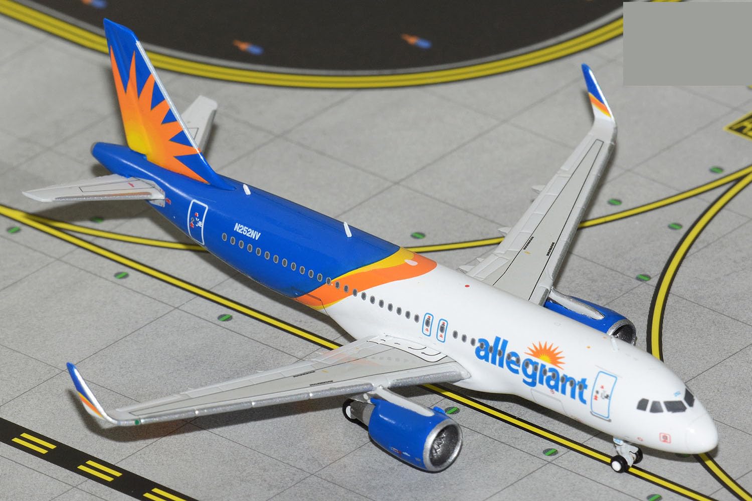 Amazon.com: GeminiJets GJAAY2326 Allegiant Air Airbus A320-200