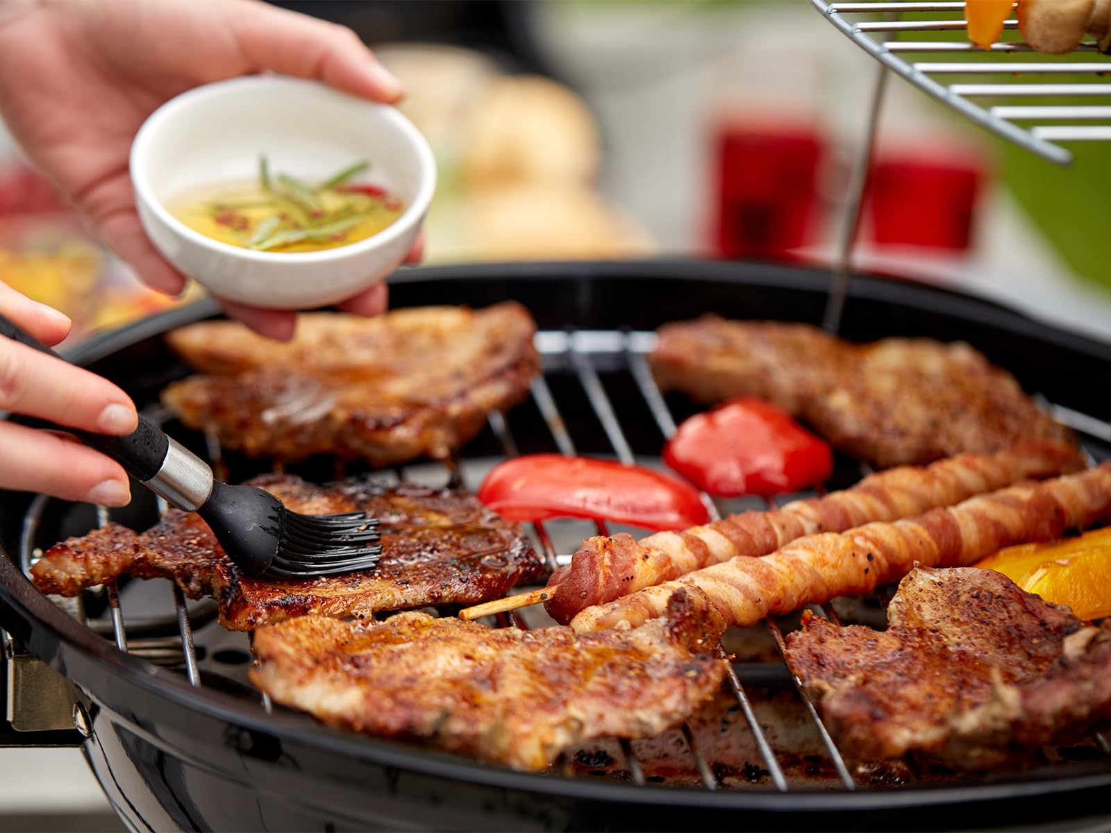 CUSIMAX Elektrogrill Standgrill mit Deckel und Standfuß, Regulierbare Temperatur und Fettauffangschale, 1600W Elektrischer Barbecue-Grill für Außennutzung, Balkon & Garten, Leichte Reinigung