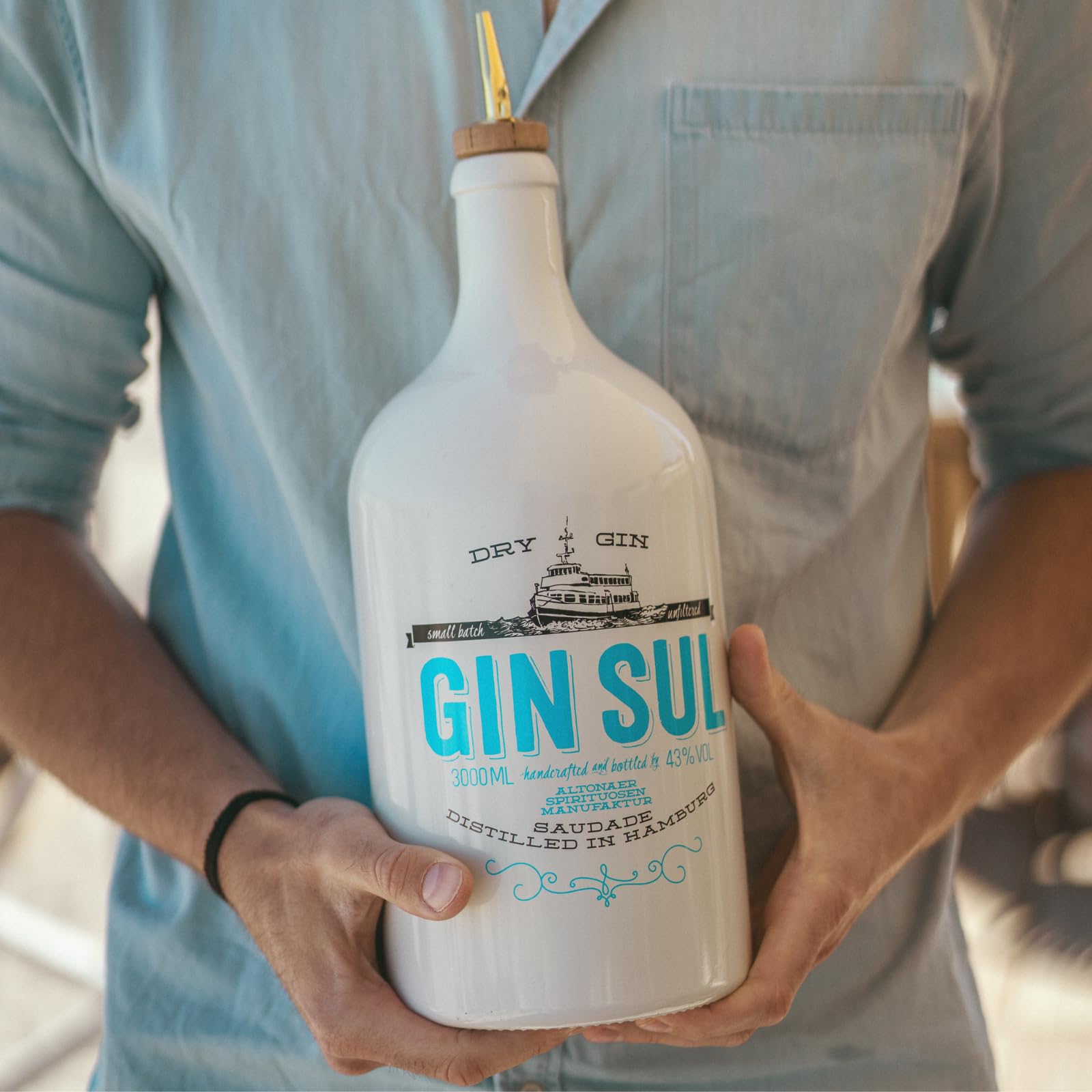 Gin Sul – 1 x 3l Distilled Dry Gin made in Hamburg 43% Vol., Doppelmagnum mit Metall Ausgießer als Geschenk, Aromen von Wacholder & Zitronen aus Portugal | Aromen von Wacholder & Zitronen aus Portugal