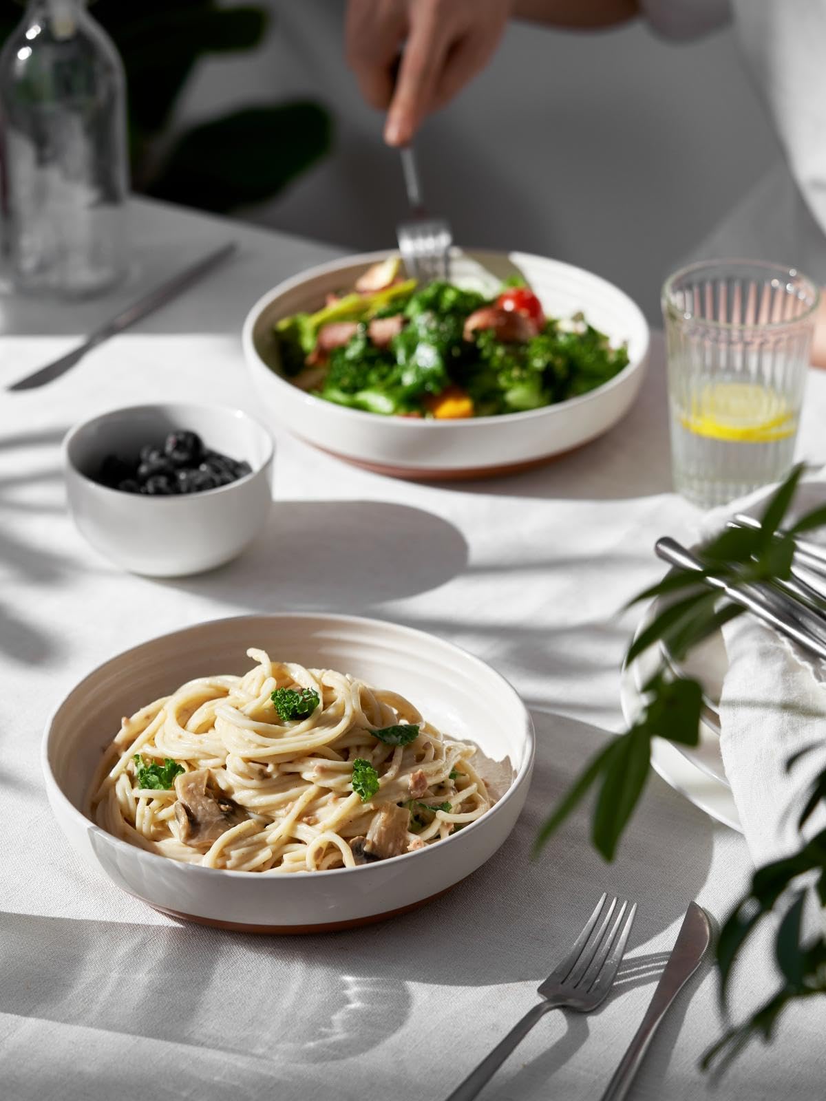 DOWAN Grandi Ciotole per Pasta, Piatti in Ceramica da 8.5", Set di 4 Piatti,Stoviglie da Cucina in stoneware moderno,Vaniglia Bianca