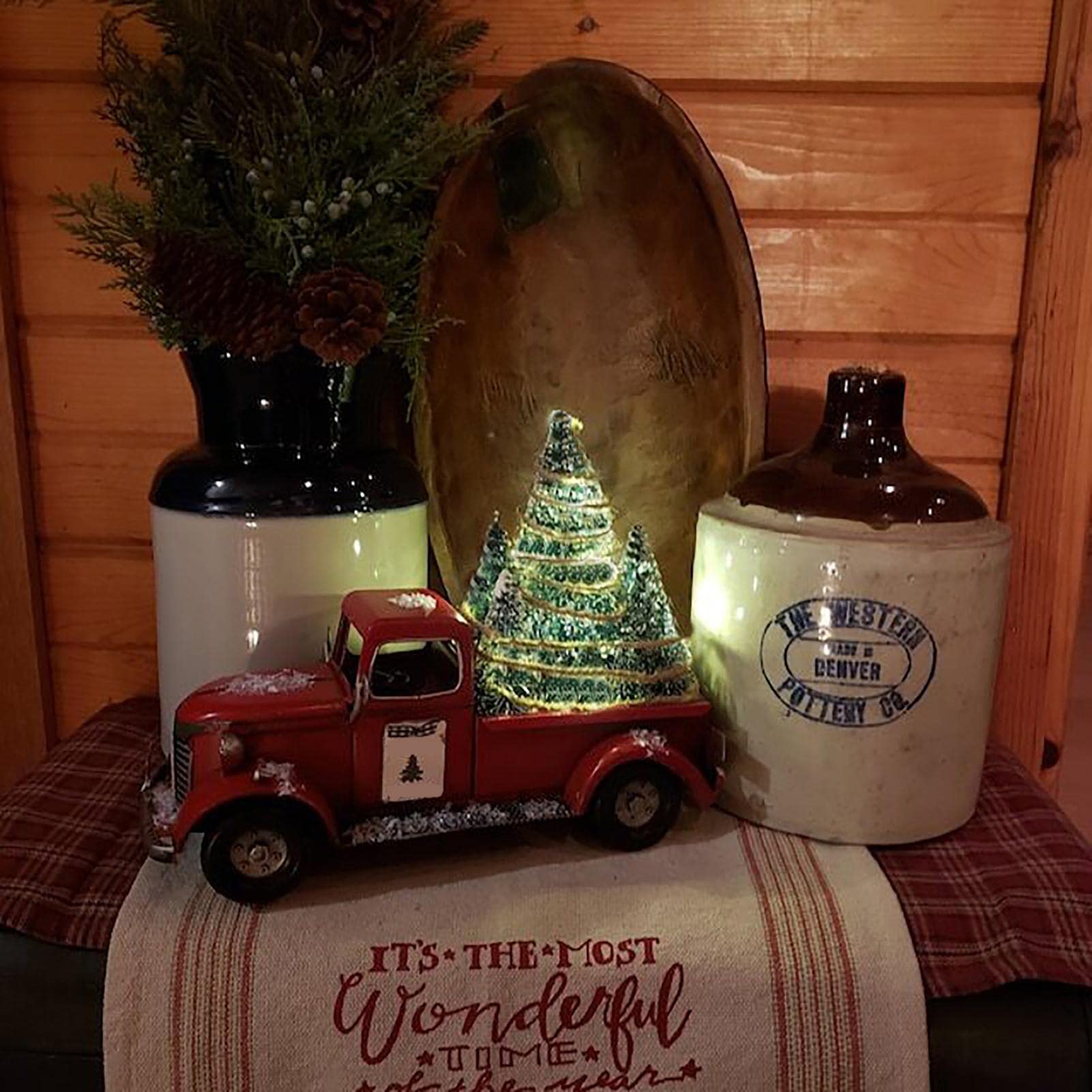 Camioncino Rosso Natalizio Con Un Albero Di Natale Immagine Stock