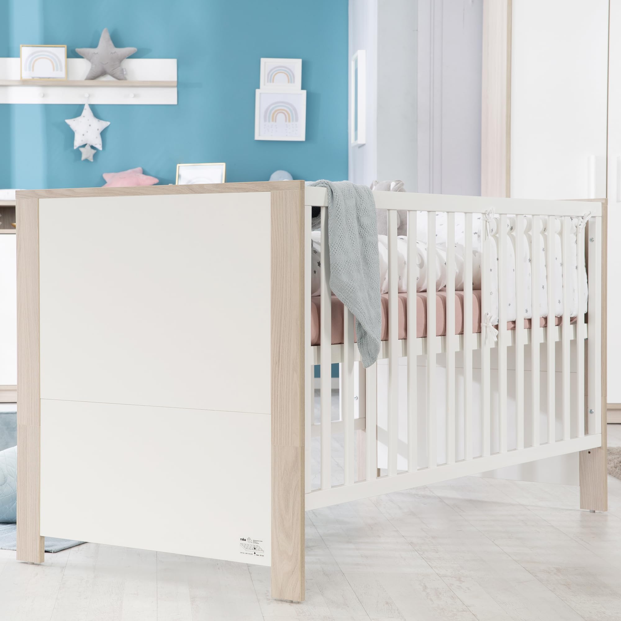 roba Chambre Bébé Complète Olaf - Lit Évolutif 70 x 140 cm + Commode à Langer + Armoire à 3 Portes - Blanc / Décor Bois