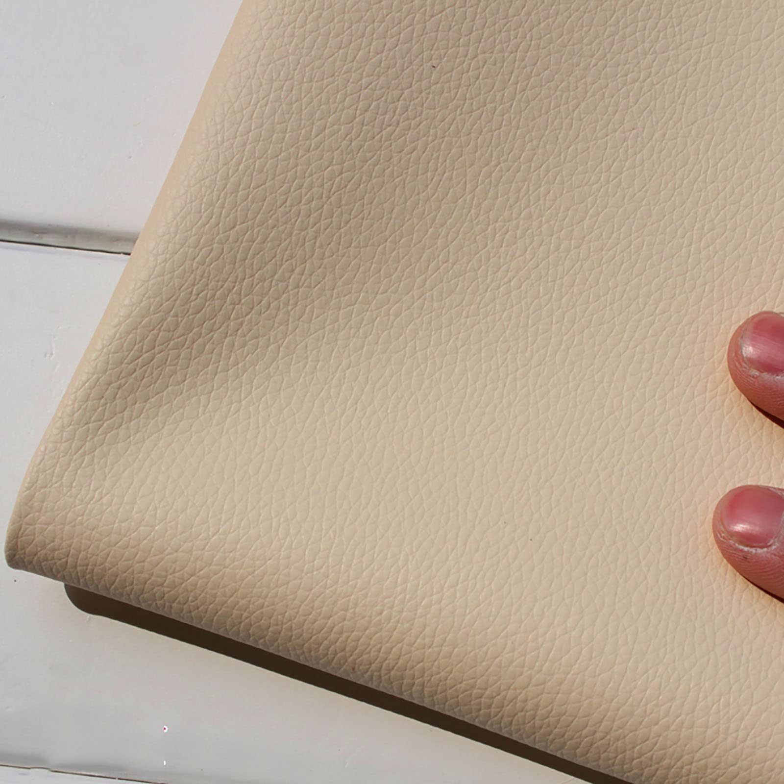 Réparation de canapé griffé avec le tissu en cuir faux beige étanche pour masquer les accrocs