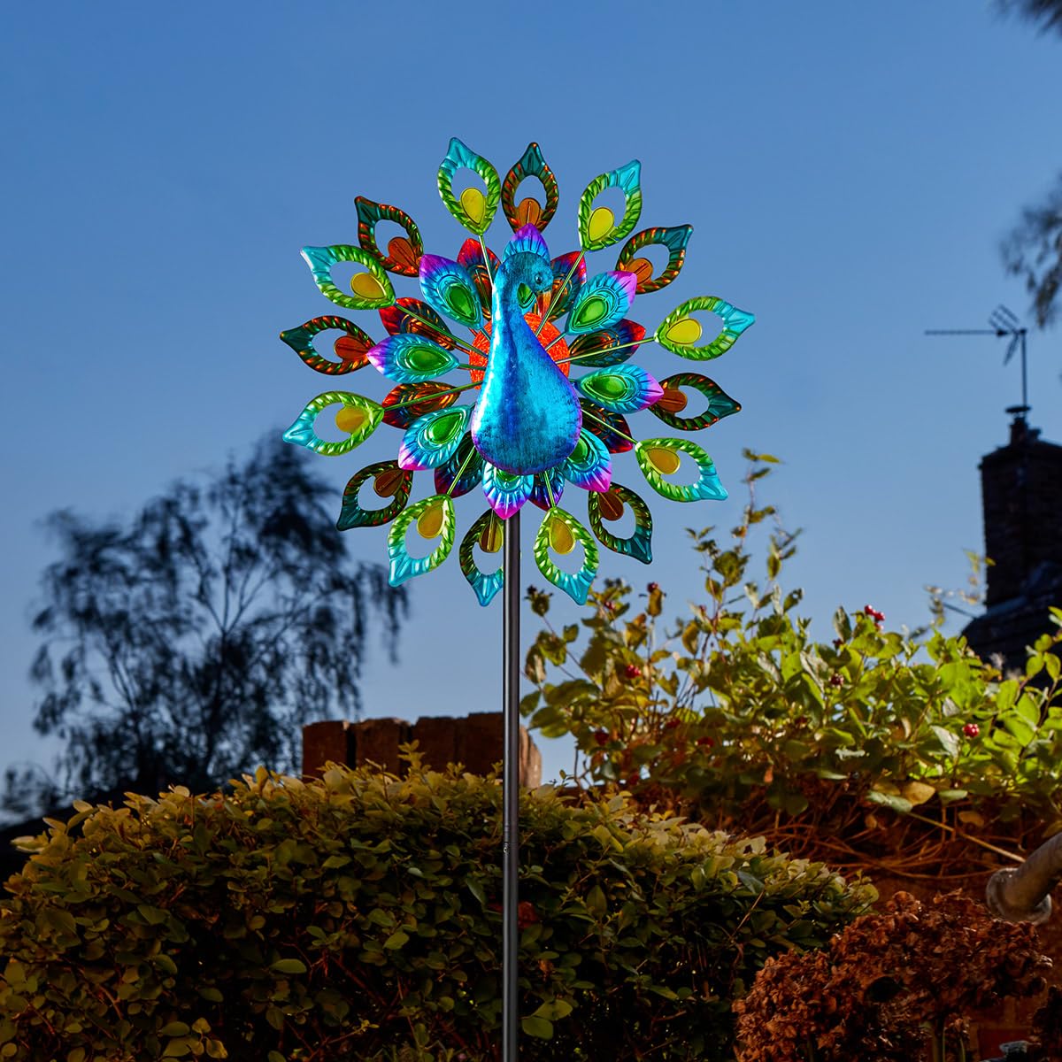 Festive Lights - Girandola solare da giardino da 1,3 m, blu pavone, con LED che cambia colore, sfera di vetro cracklé, resistente alle intemperie - Luce esterna IP44 con piume rotanti e robusto