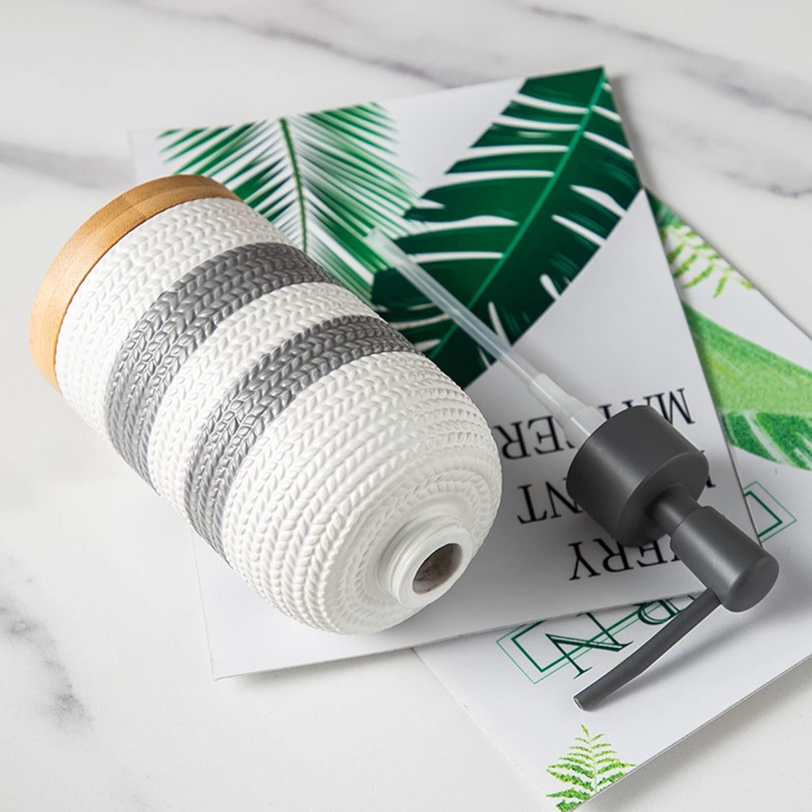 Set di accessori per il bagno Set di accessori for il bagno moderno con dispenser, portasapone, portaspazzolino e bicchiere Arredamento per gli affittuari