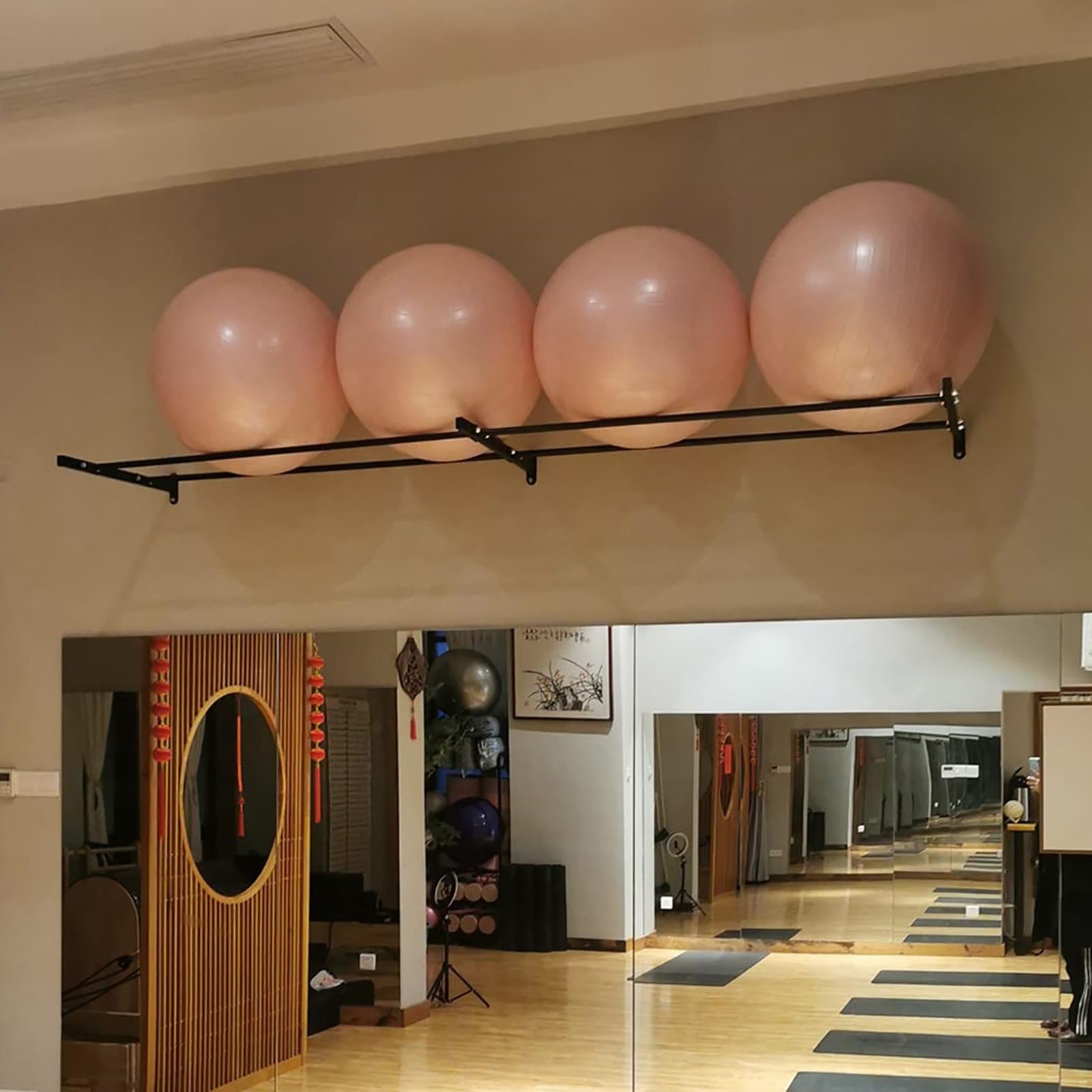 Soporte Estera Yoga Ajustable con Soporte para Pelota de Estabilidad, Metal Sostiene Diferentes Tamaños, Almacenamiento Incluido