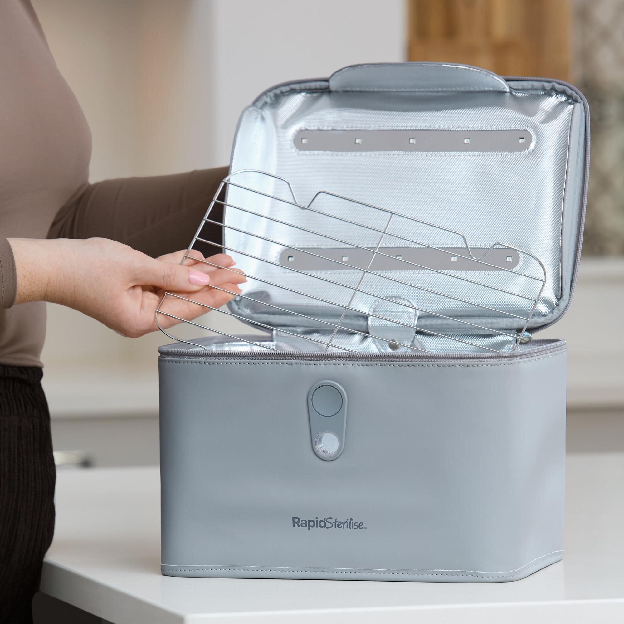 Nuby RapidSterilise sterilizzatore UV per biberon e accessori bebé, portatile ricaricabile elettrico – ciclo rapido 3 minuti, elimina il 99,9% dei germi – compatto per casa e viaggio, grigio