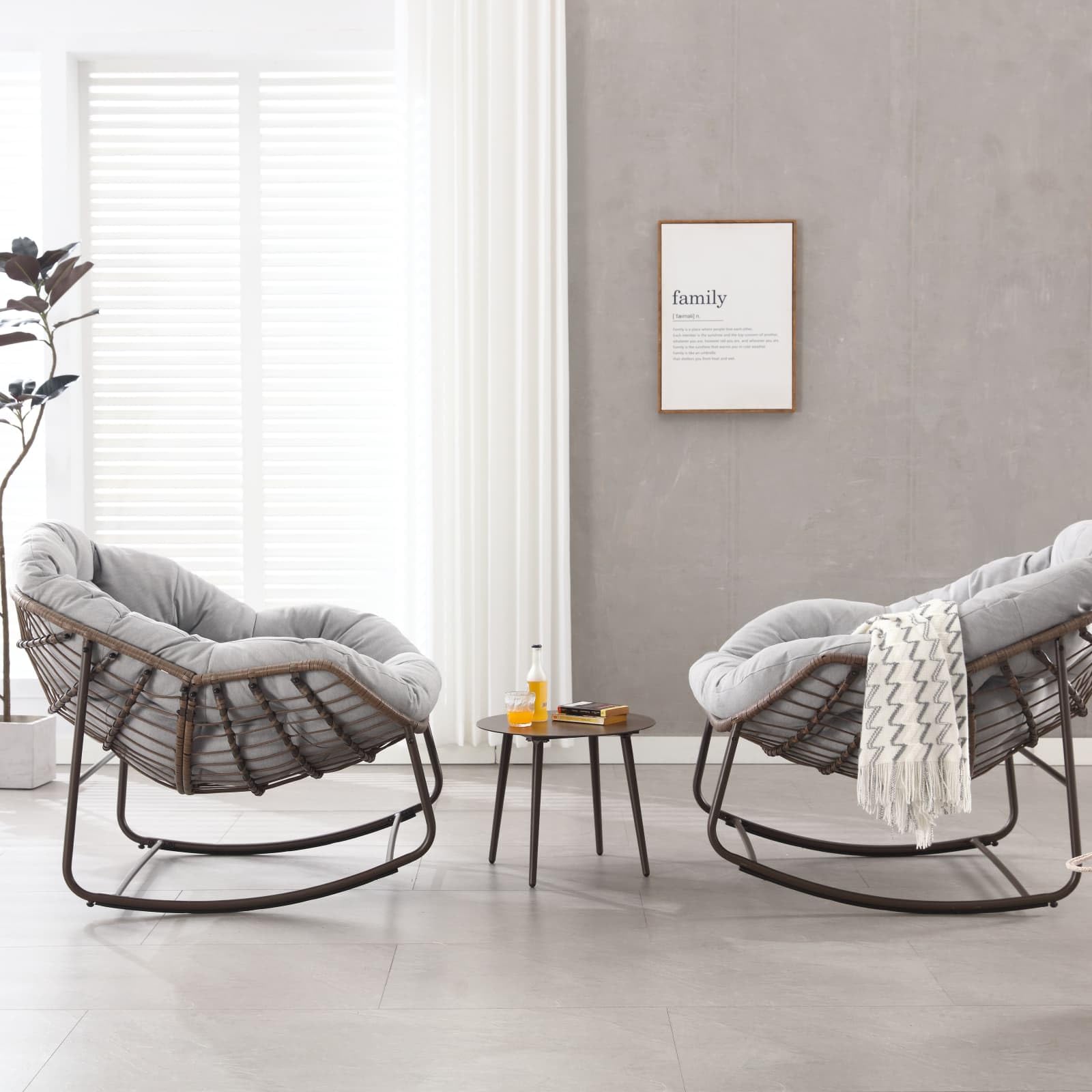 Sweiko Fauteuil à Bascule d'Extérieur en Rotin avec Coussin Moelleux,Fauteuil de Loisirs Ergonomique Adapté aux Porches,Salons,Terrasses et Jardins (LightGray)