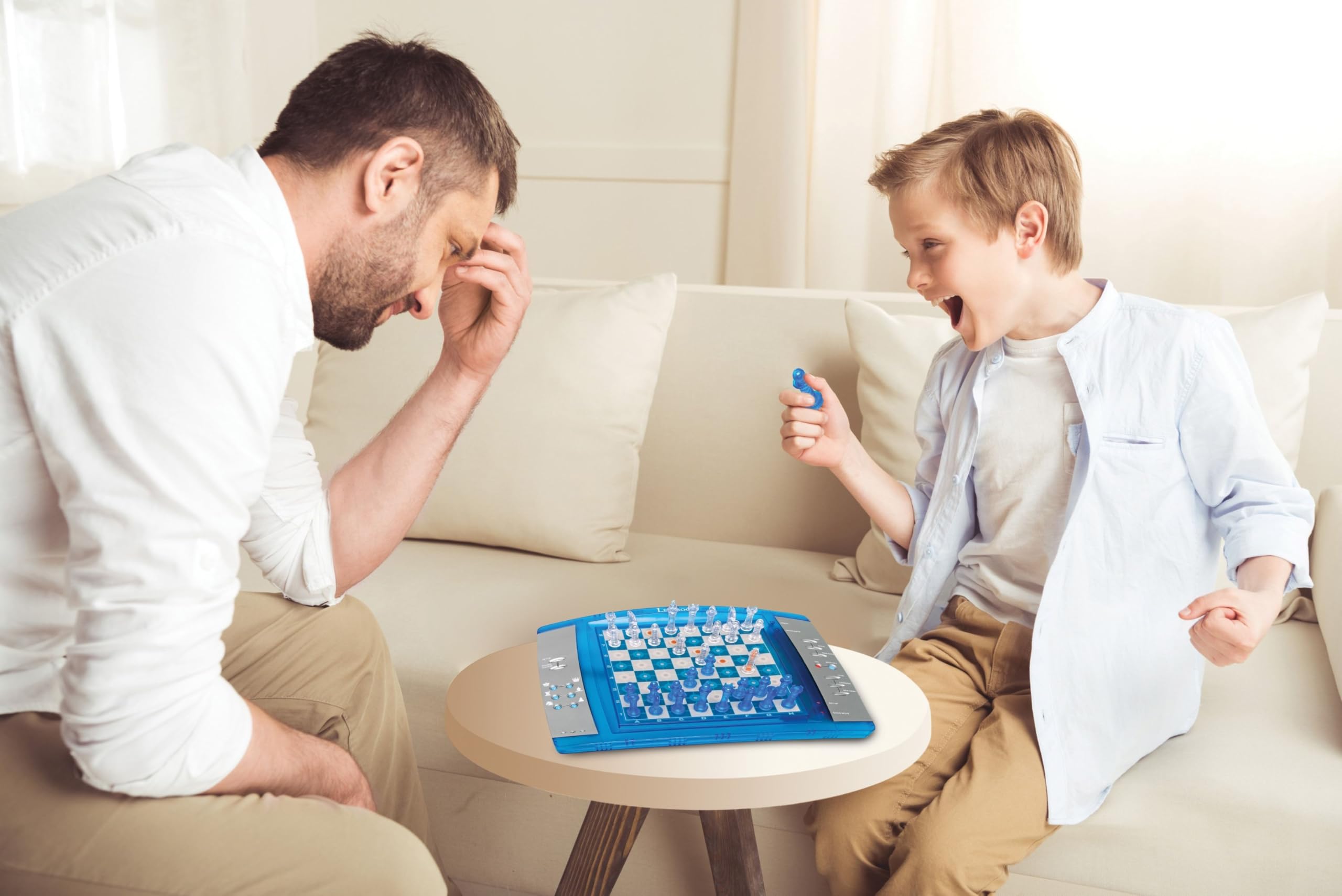 Lexibook ChessLight®, Gioco degli Scacchi elettronico con tastier Sensitive e Luce e Effetti sonori, 32 Pezzi, 64 Livelli di difficoltà, Batterias o Adattatore, Blu/Argento, LCG3000_04