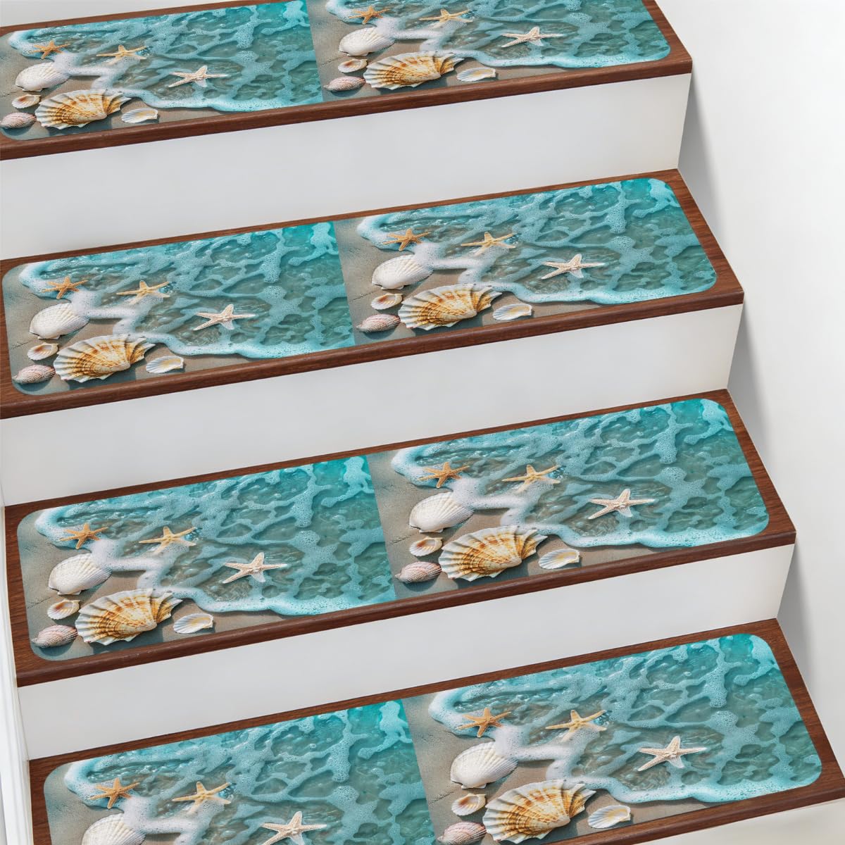 Protectores de escalera interiores inspirados en olas del mar para un hogar costero seguro