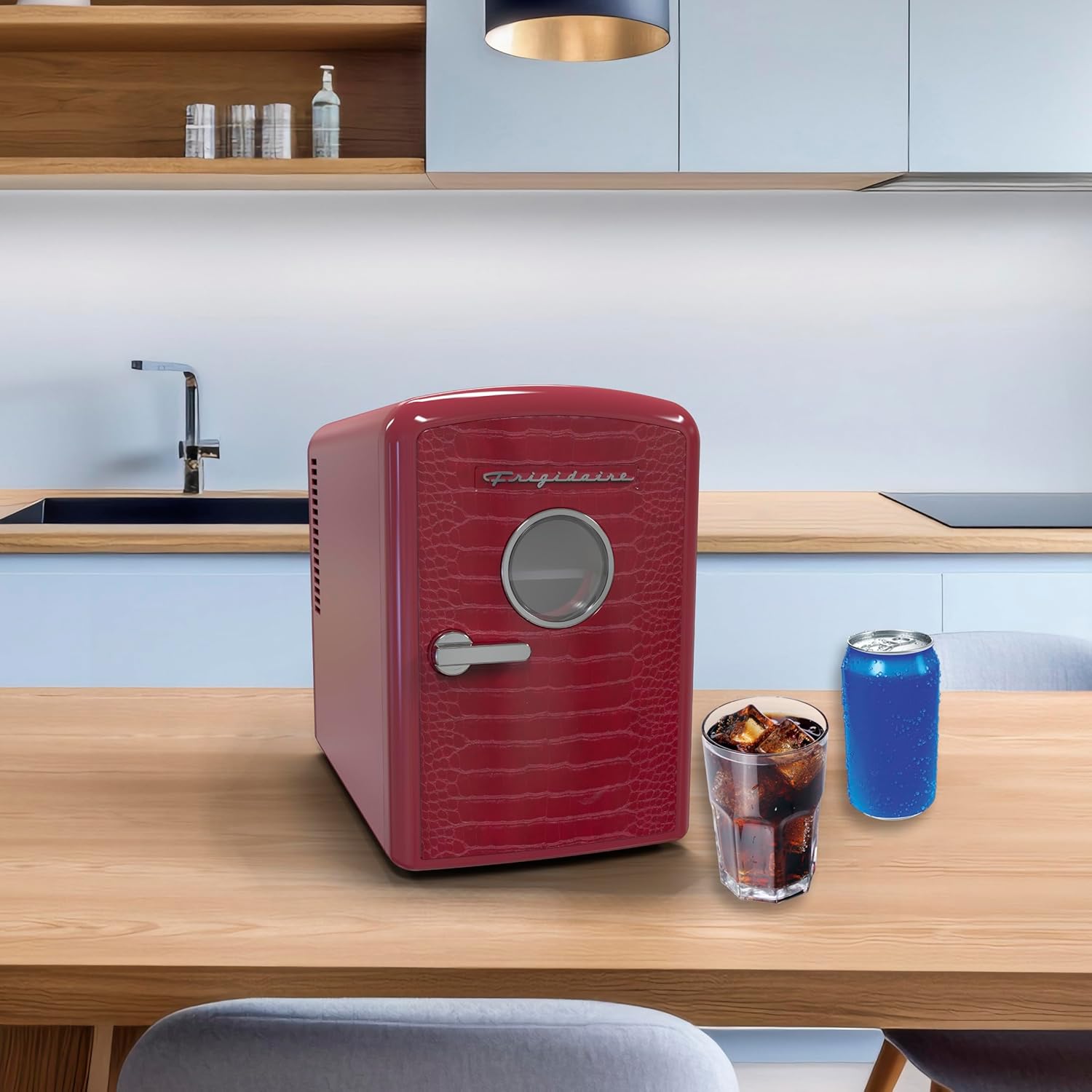 Frigidaire 9 can/6l mini personal fridge cooler Crocodile finish door-W: 7.08" x L: 11.81" X H: 10.04 (Red)