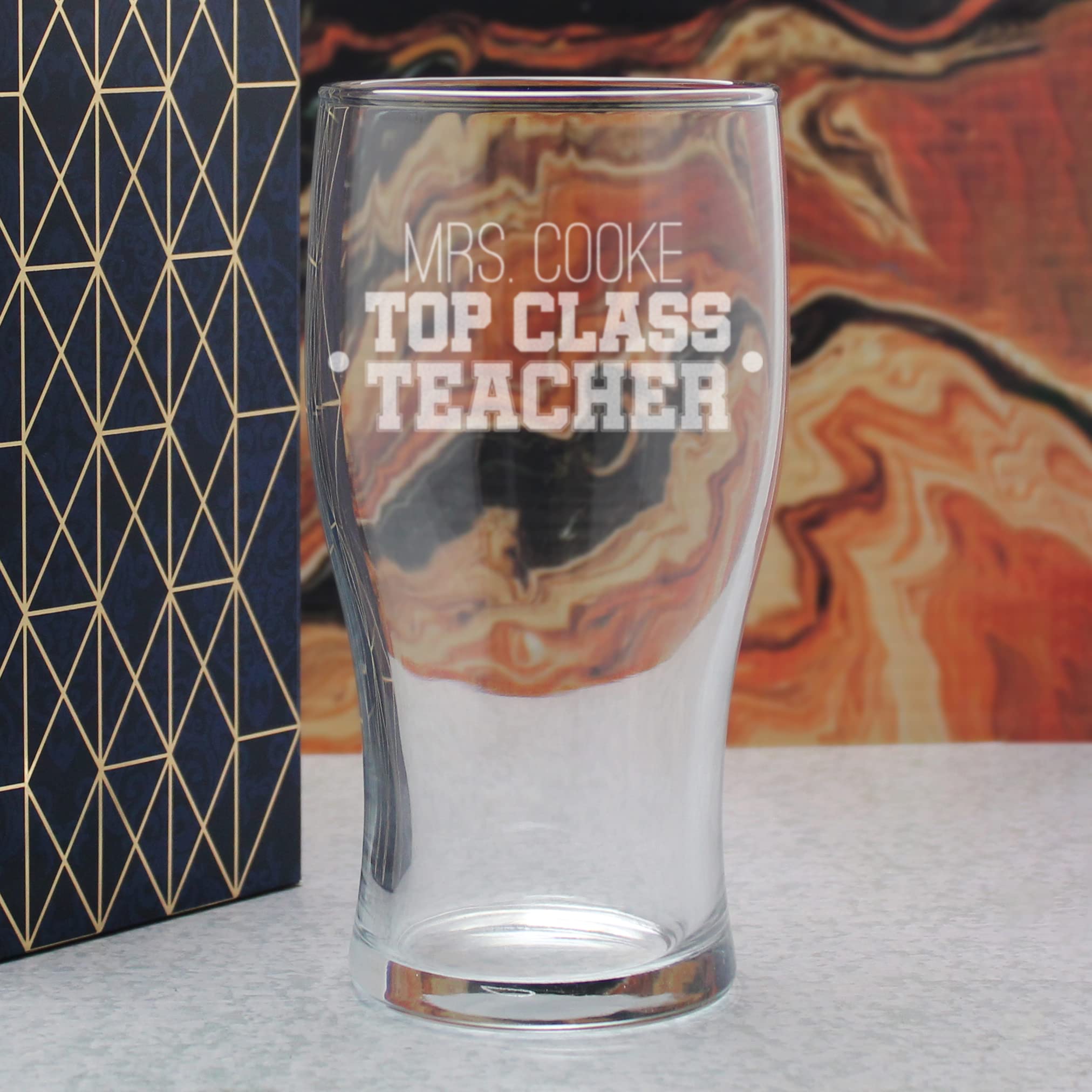 Verre à bière personnalisable pour professeur avec motif haut de gamme, personnalisable avec n'importe quel nom, boîte cadeau incluse, gravure au laser, cadeau pour enseignant de fin d'année scolaire