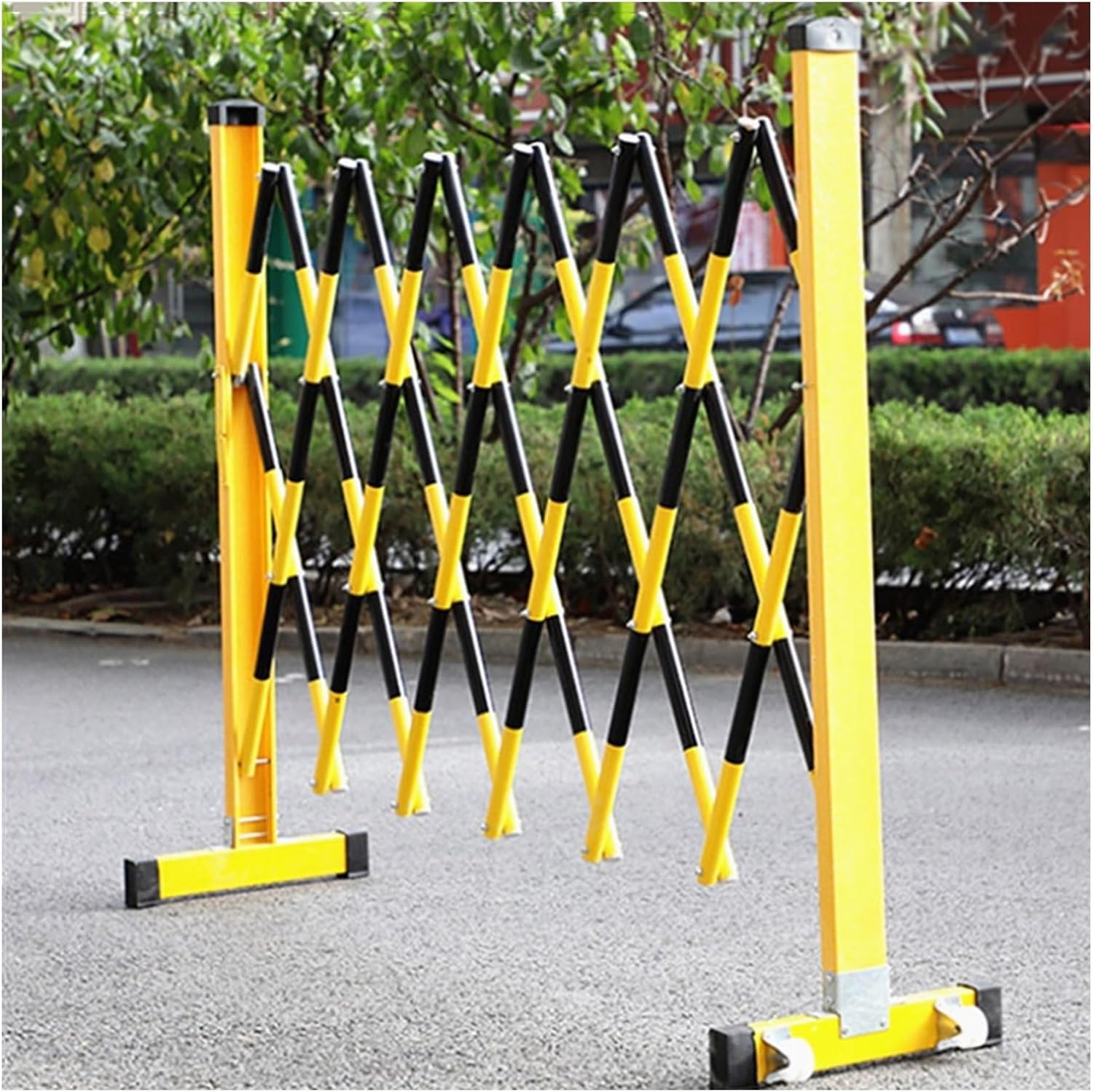 Barrière pliable pour la construction de garages et protection de voirie