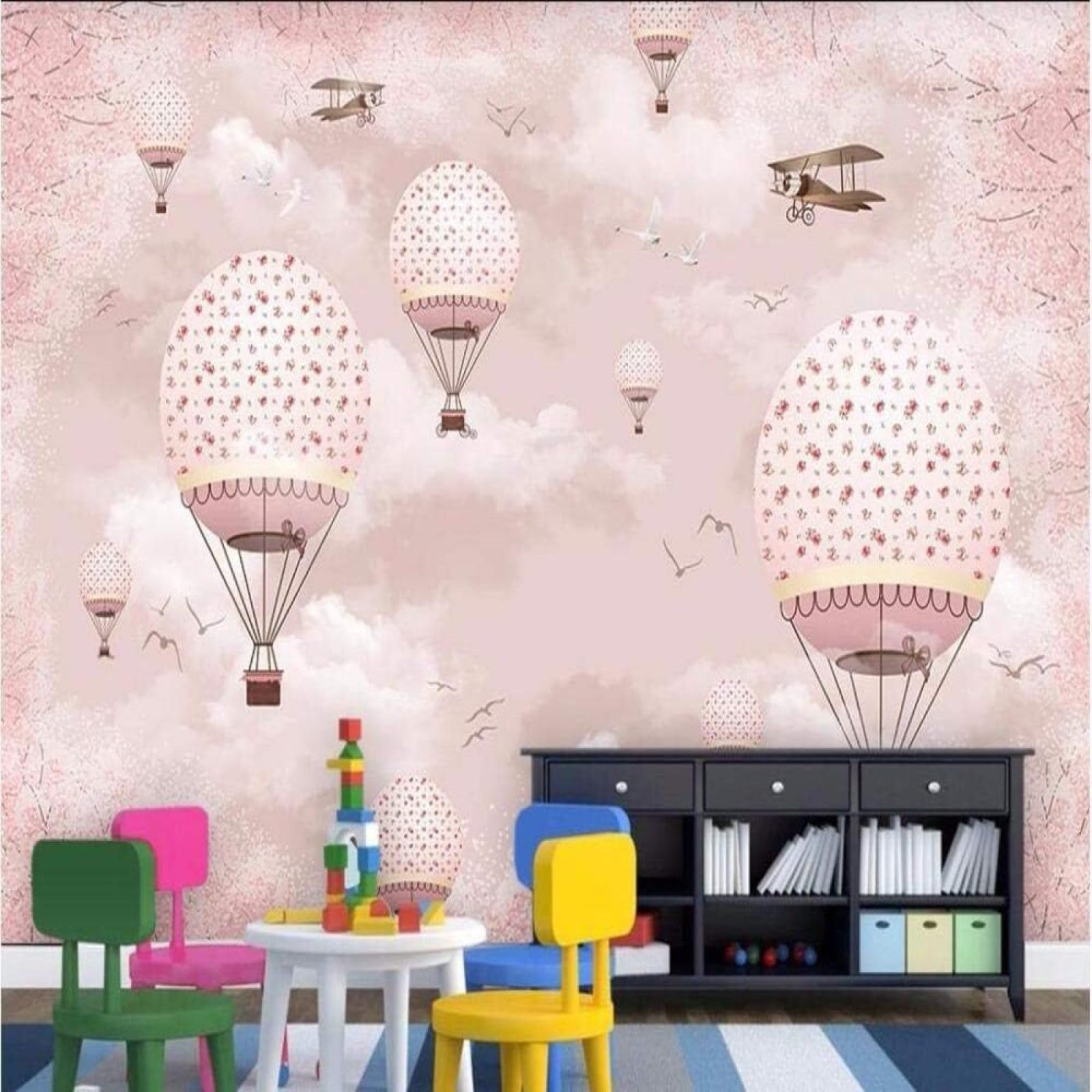 Papel pintado nubes y aviones para renovar paredes aburridas del salón