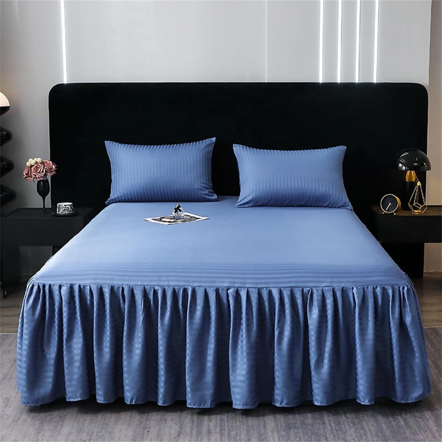 Drap-housse en satin ajusté 150x200 cm pour cacher le sommier avec ses volants bleus