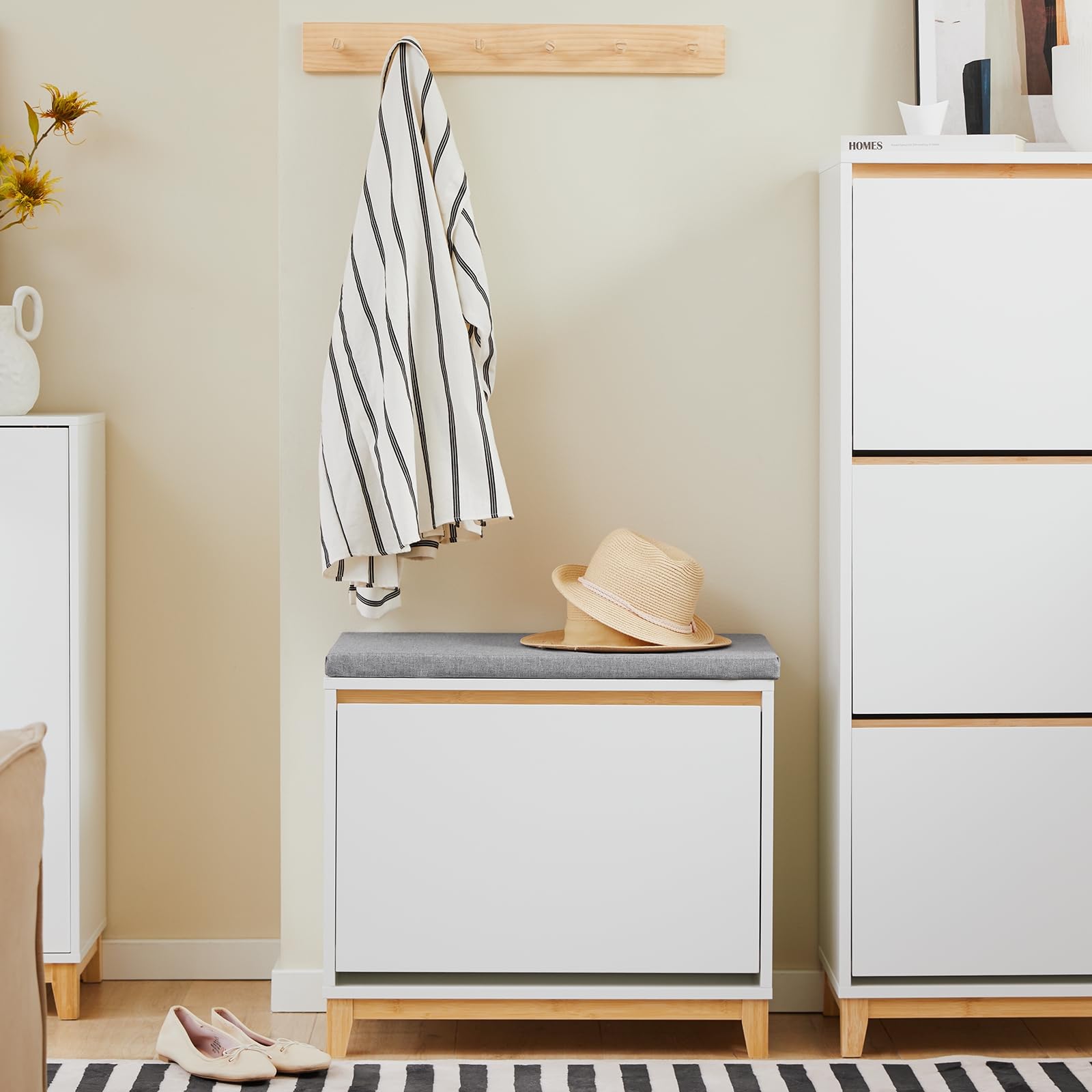 SoBuy Banco Zapatero Entrada Recibidor - Banco Zapatero con Asiento y Almacenaje - Puerta Abatible con Estantes Ajustables - Ideal para Pasillo y Hogar Moderno - 60x34x55cm 115kg Blanco FSR191-WN