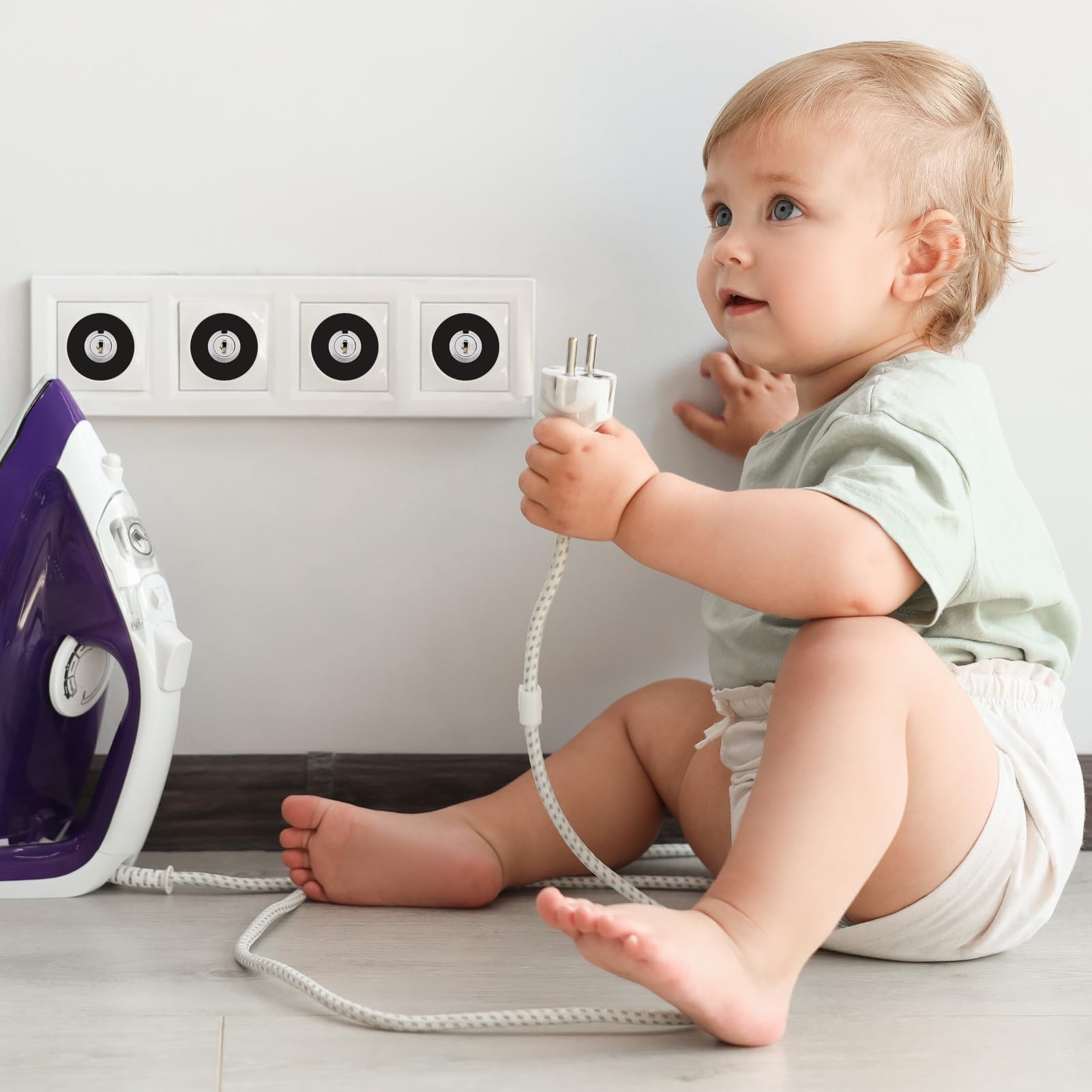 JIZZU Protector Enchufe, 4 Piezas Protector Enchufes para Bebes, Enchufe Exterior con Cerradura, Protege a Niños y Mascotas de Descargas Eléctricas