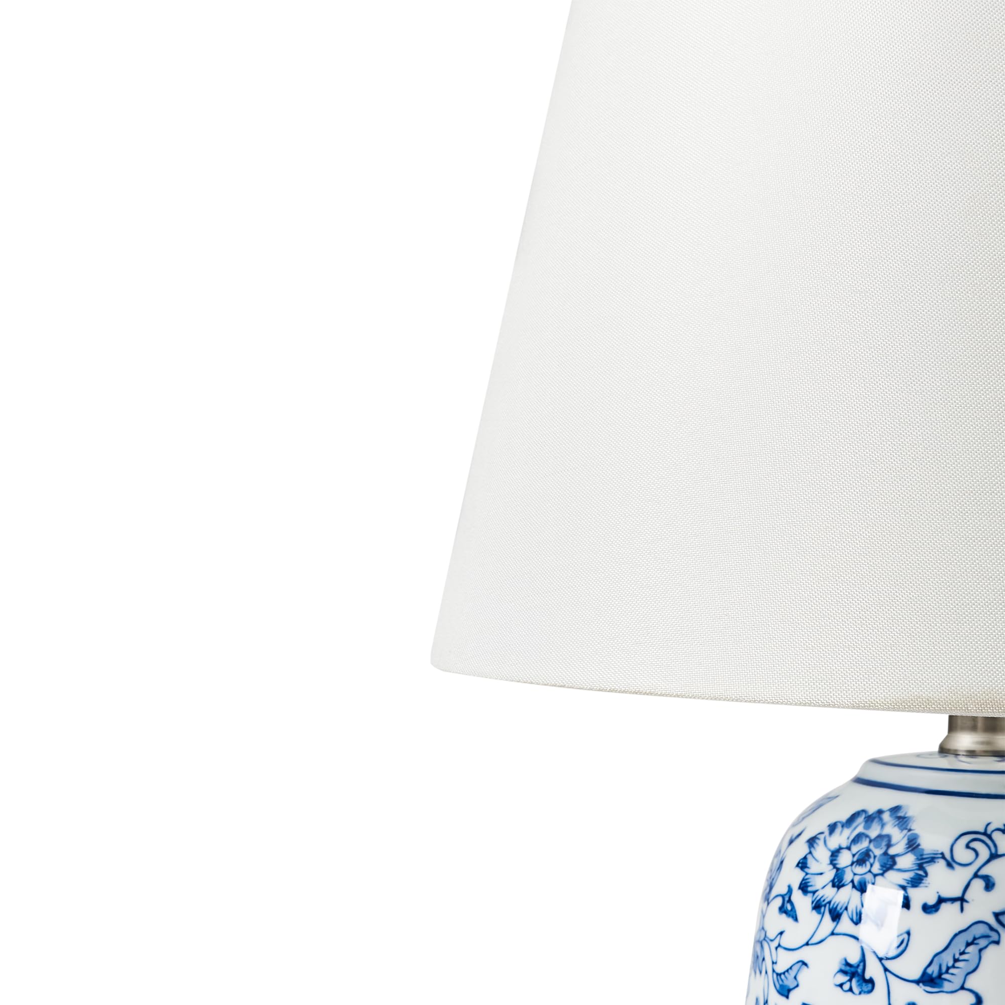 Beliani Stilvolle Tischlampe mit Porzellansockel und Blumenmuster Leichter Leinenschirm Wohnzimmer Schlafzimmerbeleuchtung Blau und Weiß Aibonito
