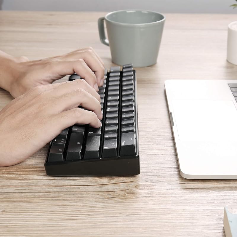 RK ROYAL KLUDGE RK61 Kompakt Mechanikus Gamer Billentyűzet - 61 Gombos, Cserélhető Kék Kapcsolók, 3 Módú Csatlakozás, Háttérvilágítás, Windo