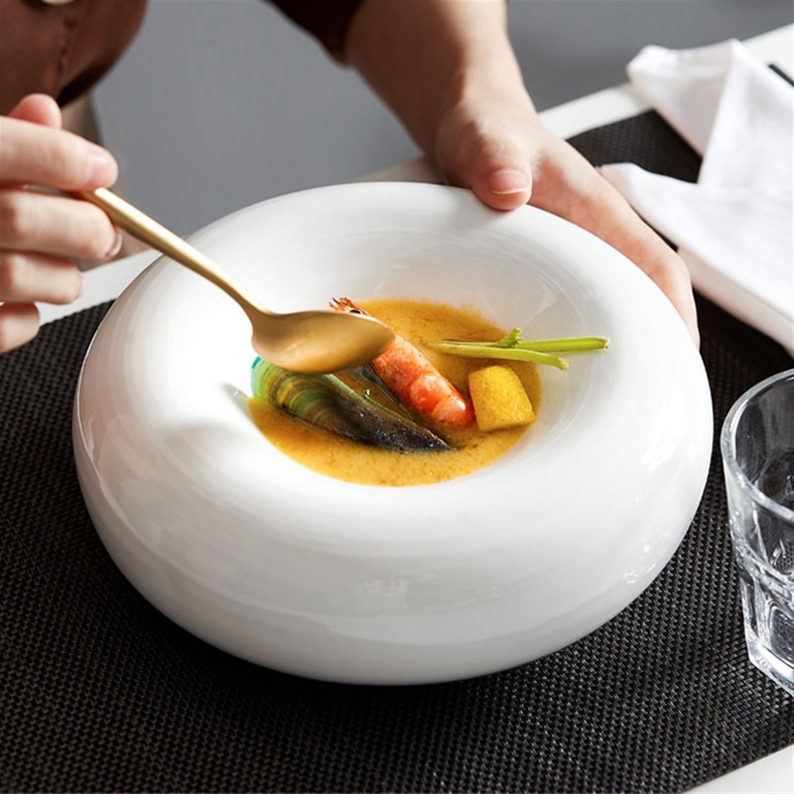 Nowoczesne talerze obiadowe kreatywny hotel restauracja ceramiczna spersonalizowana zastawa stołowa prosty biały talerz obiadowy wysokotemperaturowy ceramiczny talerz deserowy serwis