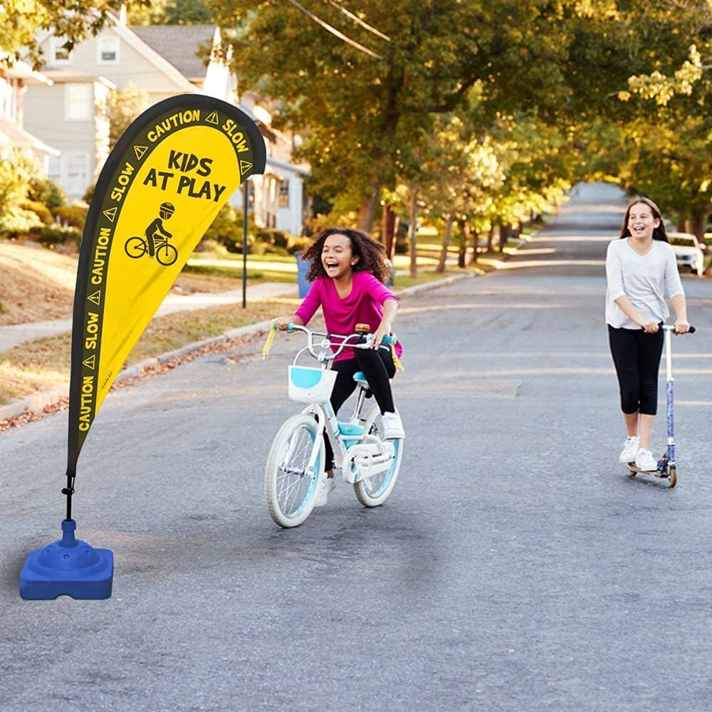 Cartel de seguridad con forma de lágrima con postes de fibra de vidrio y base pesada para patios y calzadas, para niños en juego, amarillo
