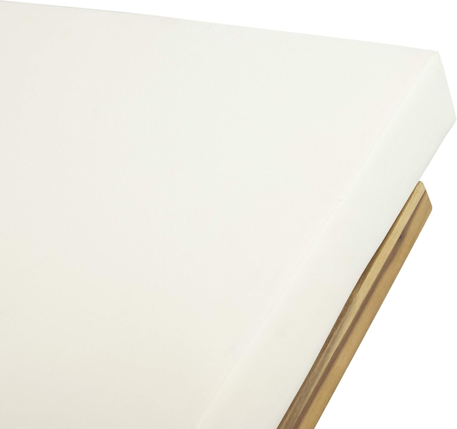 Nahaufnahme view of the cream cushion fabric, highlighting its texture.