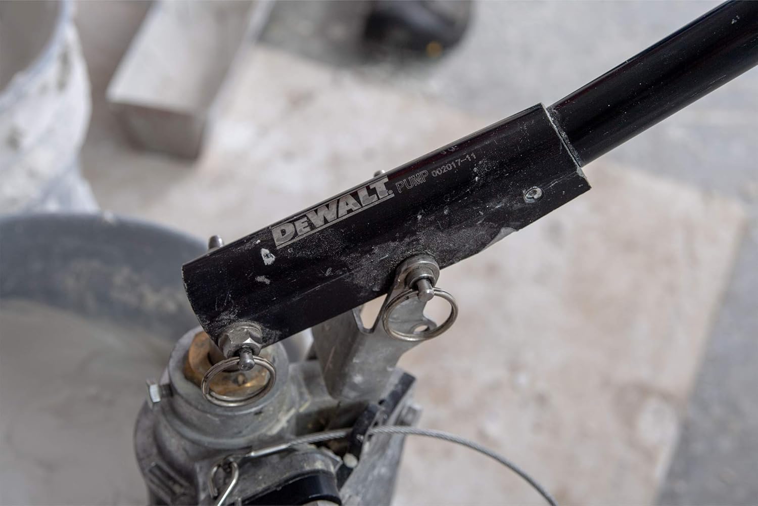 Up To 50% OFF DEWALT Compound Pump + Free Box Filler Valve | DXTT-2-771