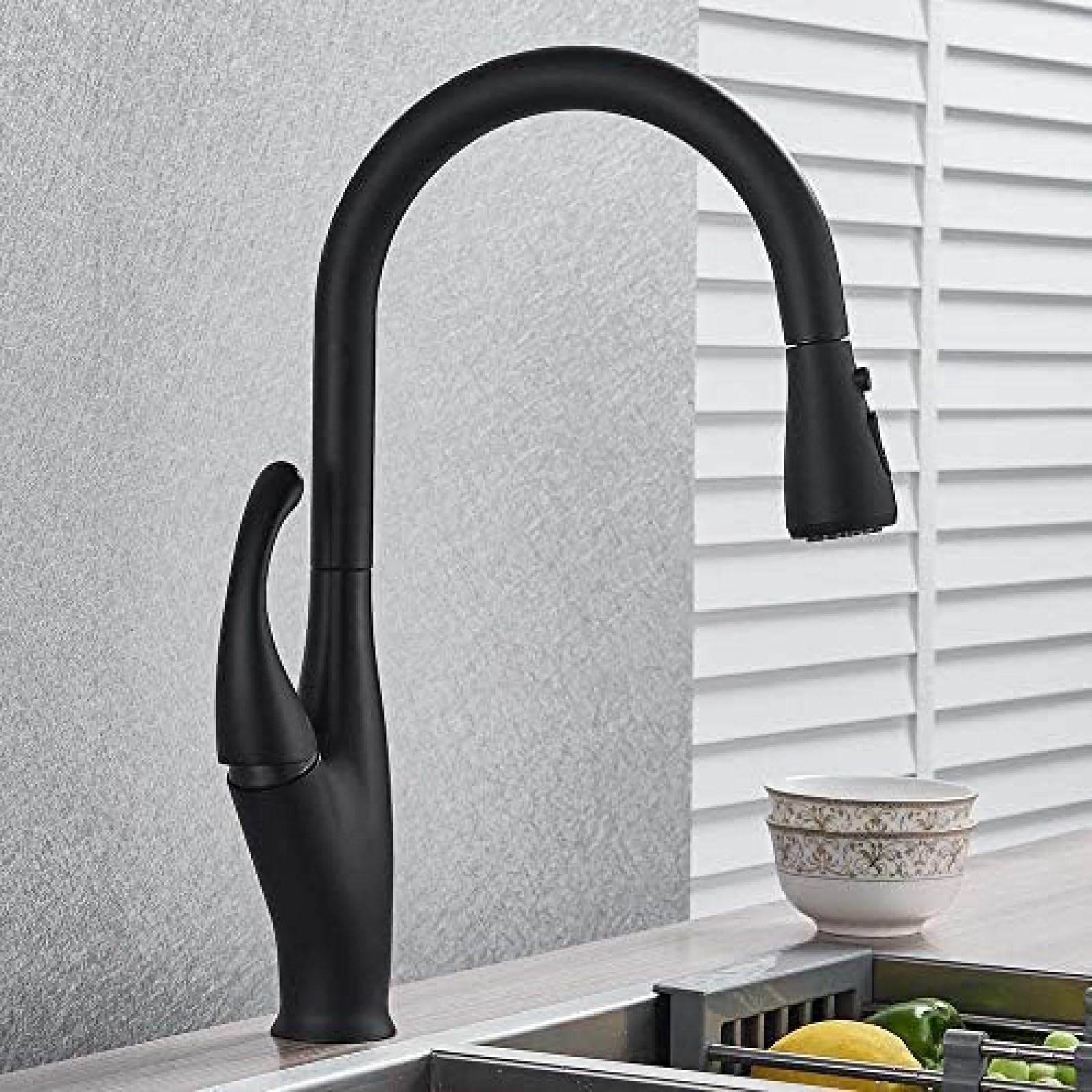 Mitigeur de cuisine haut de gamme noir mat fini chrome avec douchette fluide