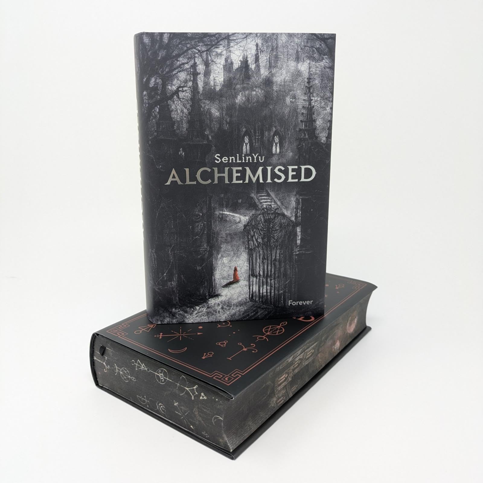 Alchemised English Edition: The global dark fantasy sensation, with sprayed edges