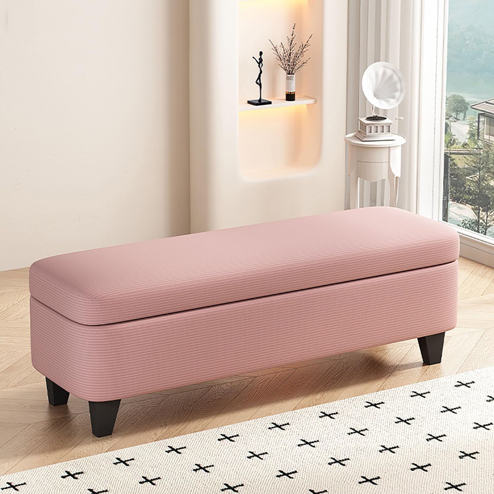 Banc de lit rembourré rose avec grand coffre pour une chambre ordonnée