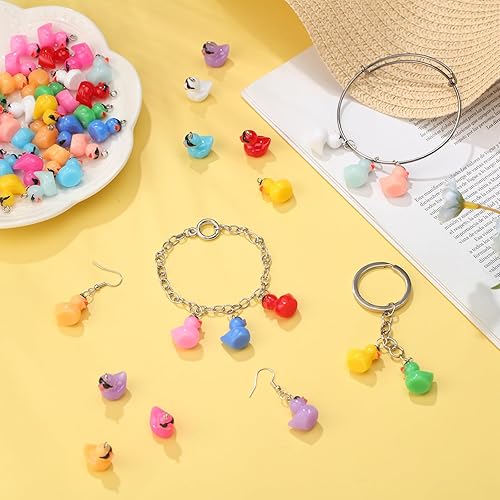 Miniatura 6 de Junkin 56 dijes de resina con diseño de patos, pequeños lentes de sol, patos, lindos dijes colgantes coloridos con pasador de ojo de tornillo para