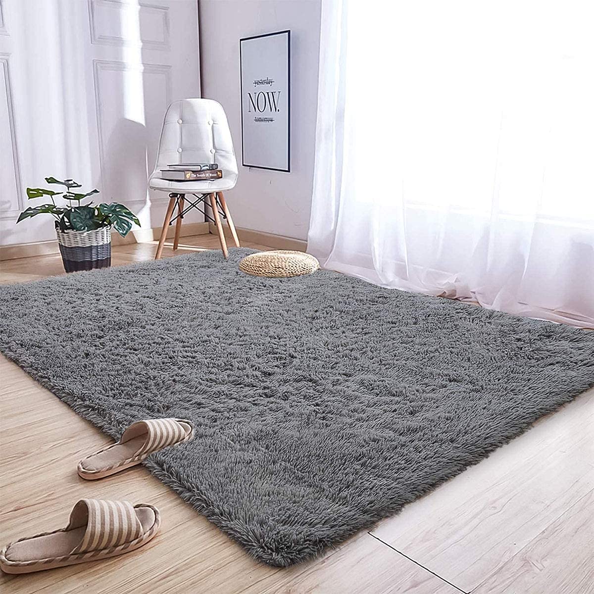 Tapis gris de salon moderne antidérapant pour éviter les glissades sur le sol