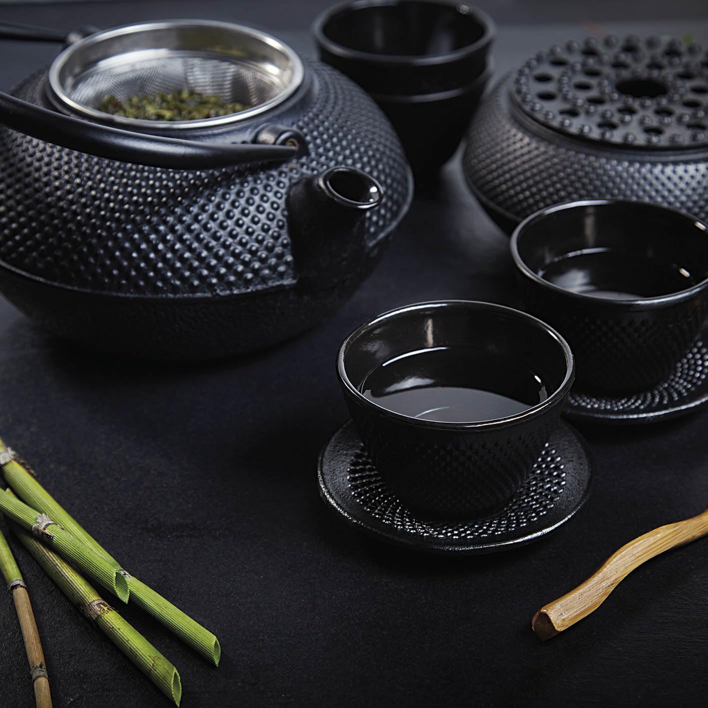 Lumaland Set de thé 12 pièces | Théière en fonte Tetsubin de 1,4 litre, réchaud en fonte, 4 tasses à thé & 4 dessous de verre, avec cuillère doseuse en bambou & passoire en acier inoxydable