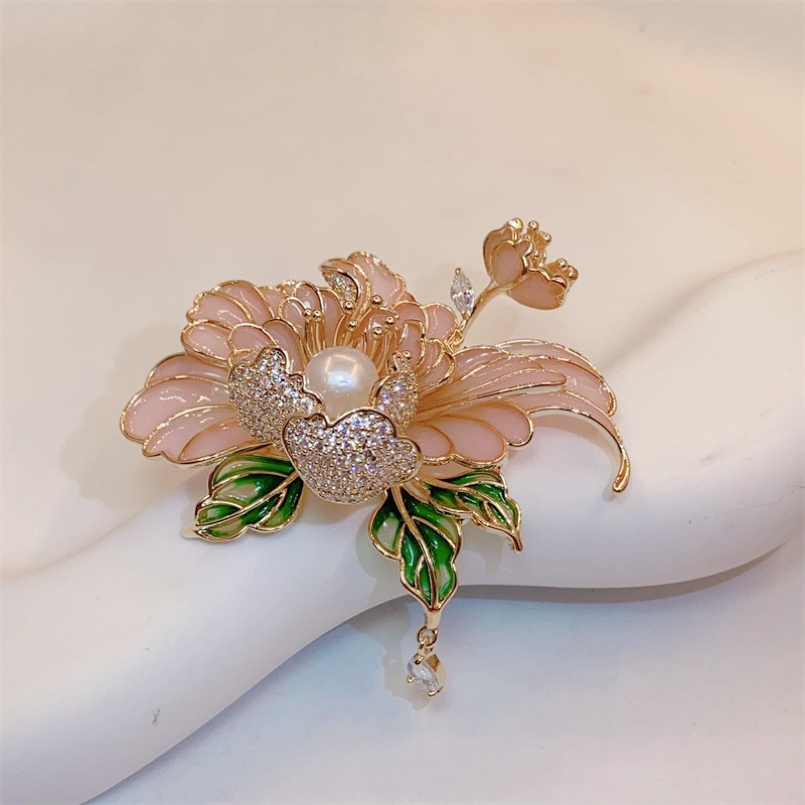 Spilla a forma di fiore di peonia smaltata con frange e perle d'acqua dolce naturali