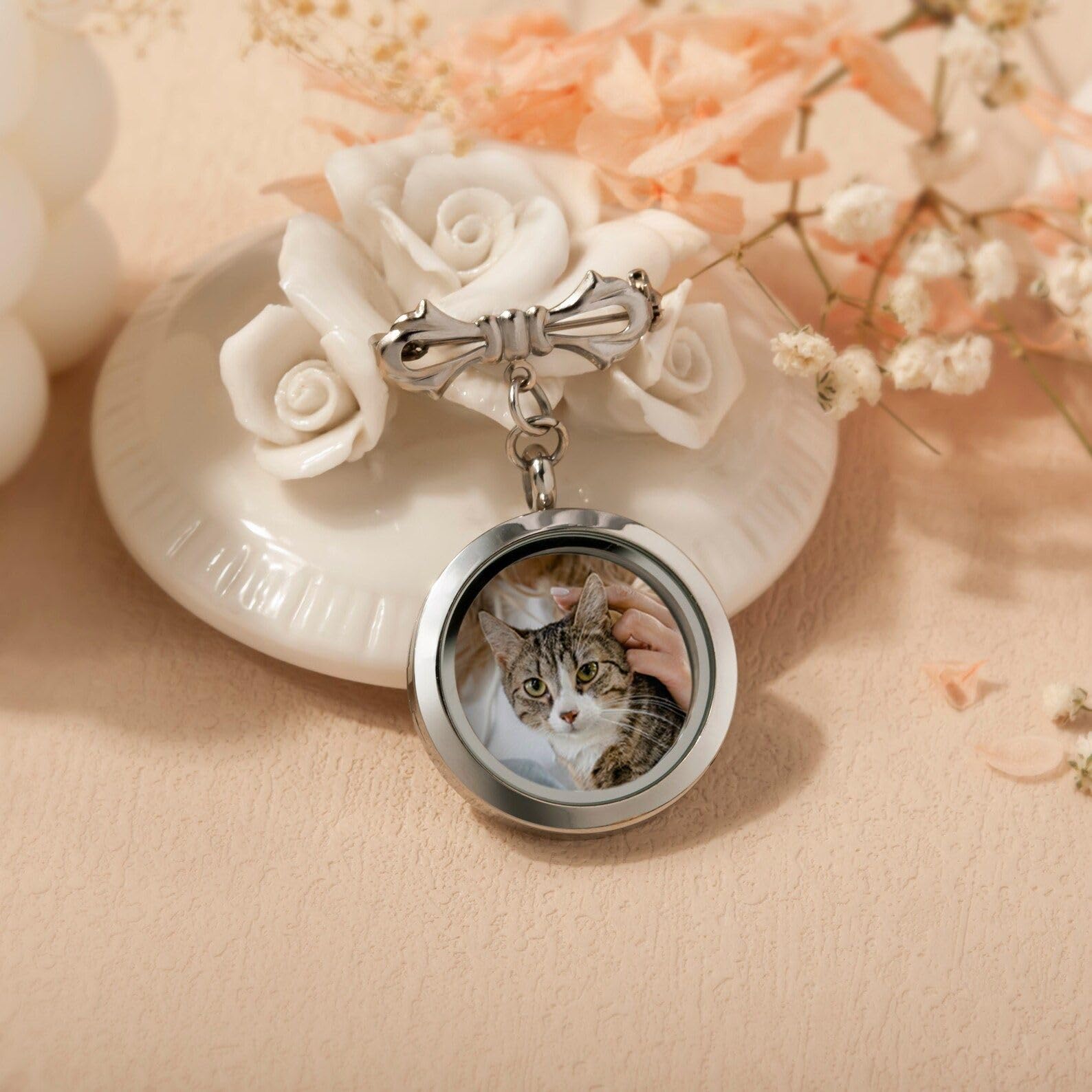 Brosche mit Tierporträt, Blumenstraußmotiv, Zeremonie-Stil