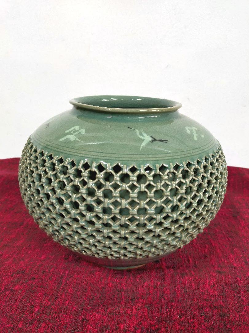 Amazon.co.jp: 青磁 花瓶 秋岩陶芸物 呉吉煥 : ホーム＆キッチン