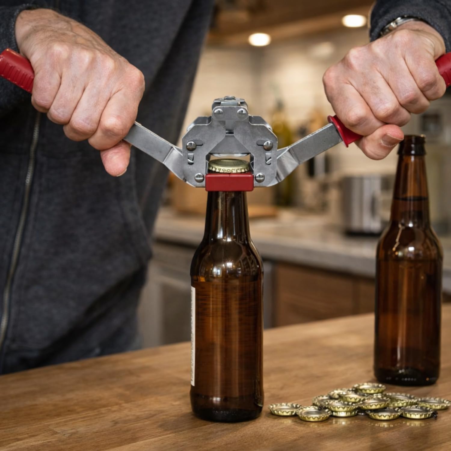 VIRSUS Tappatrice Manuale in Ferro a 2 Leve ETER130, Capsulatrice con Guarnizione in Nylon per Tappi a Corona Ø 26 mm Bottiglie Vino Birra + 100 Tappi a Corona Diametro 26 mm