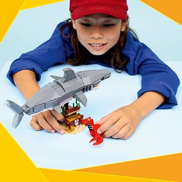 LEGO Creator Acımasız Köpek Balığı ile Hazine Sandığı 31381 – 8 Yaş ve Üzeri Çocuklar için Fener Balığı veya Manta Vatozuna Dönüşebilen Yaratıcı Oyuncak Yapım Seti, Hediye Fikri (379 Parça)