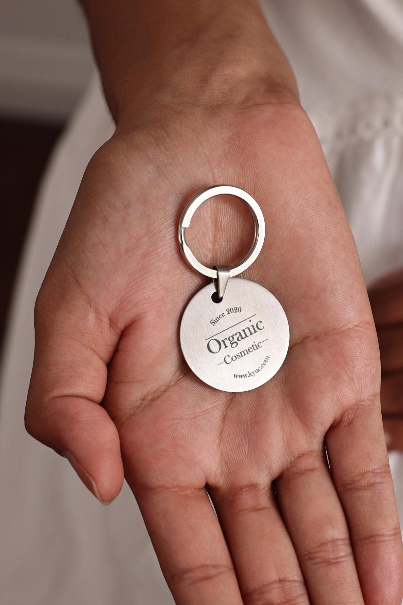 Diseño llavero de acero inoxidable grabado personalizado a mano