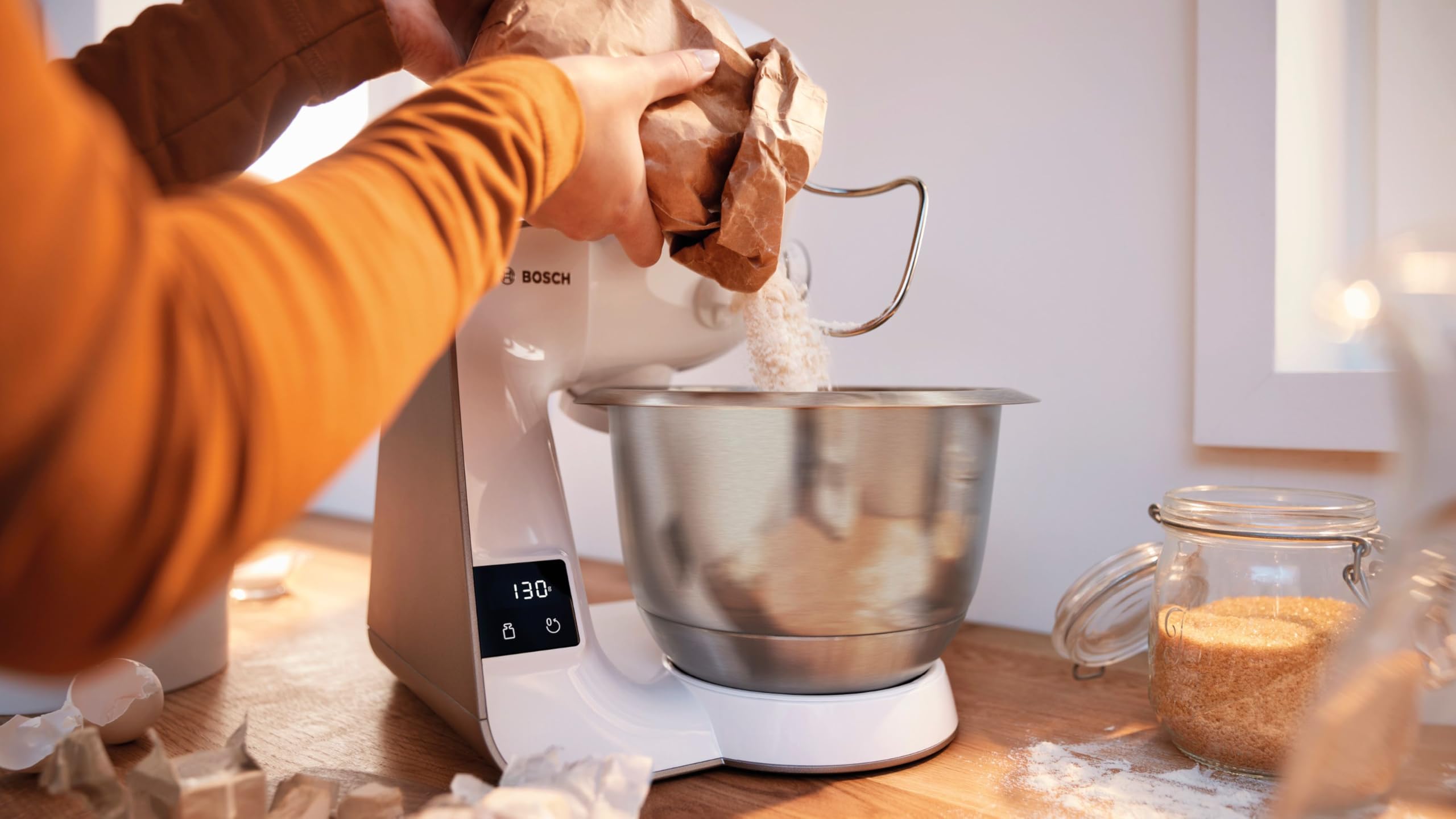 Bosch Küchenmaschine Serie 4 mit Waage, Edelstahl-Schüssel spülmaschinenfest, Mixer, Fleischwolf, Planetenrührwerk, Durchlaufschnitzler, 3 Scheiben, Würfelschneider, 1000 W, MUM5XL74