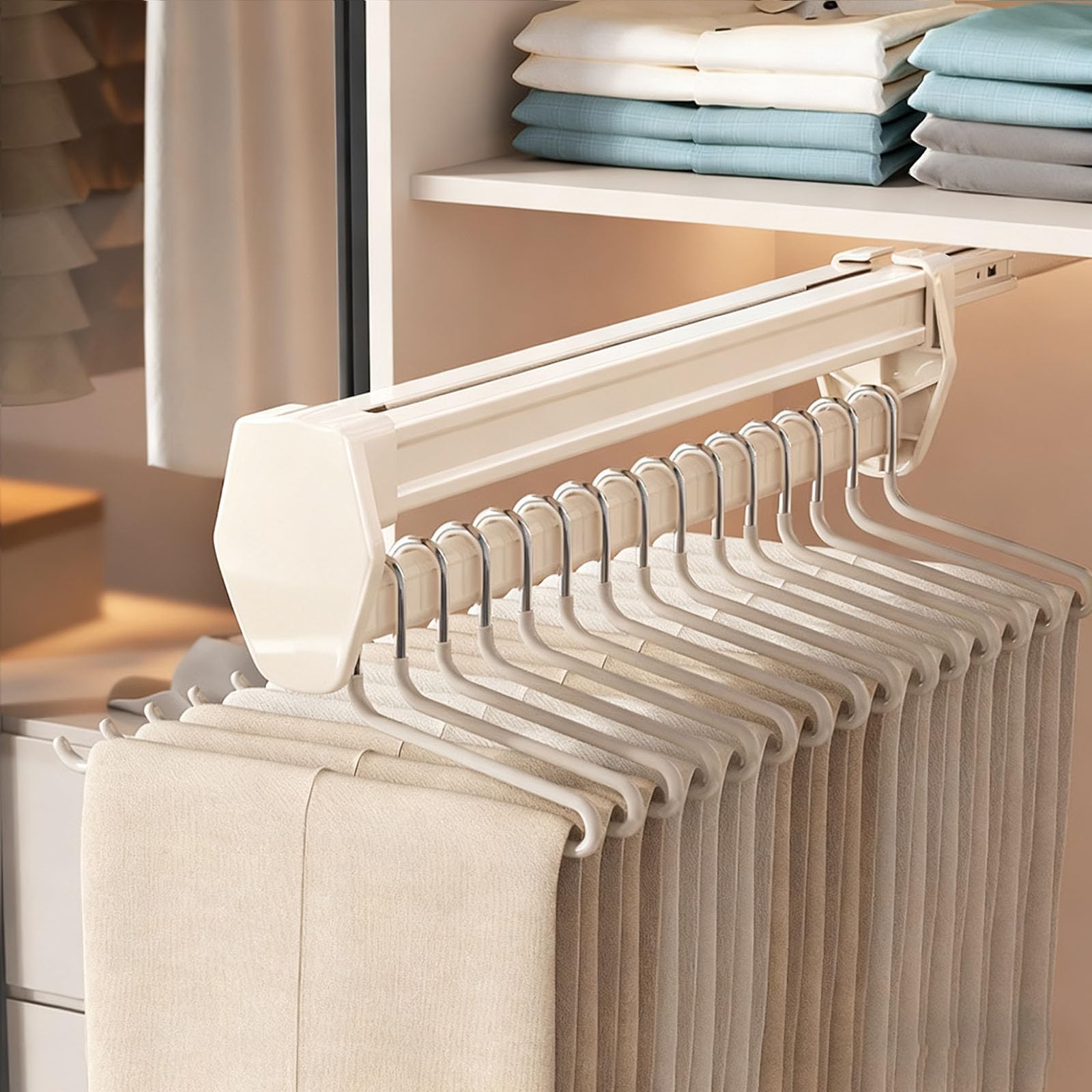 Barre coulissante pour organiser les pantalons dans le dressing