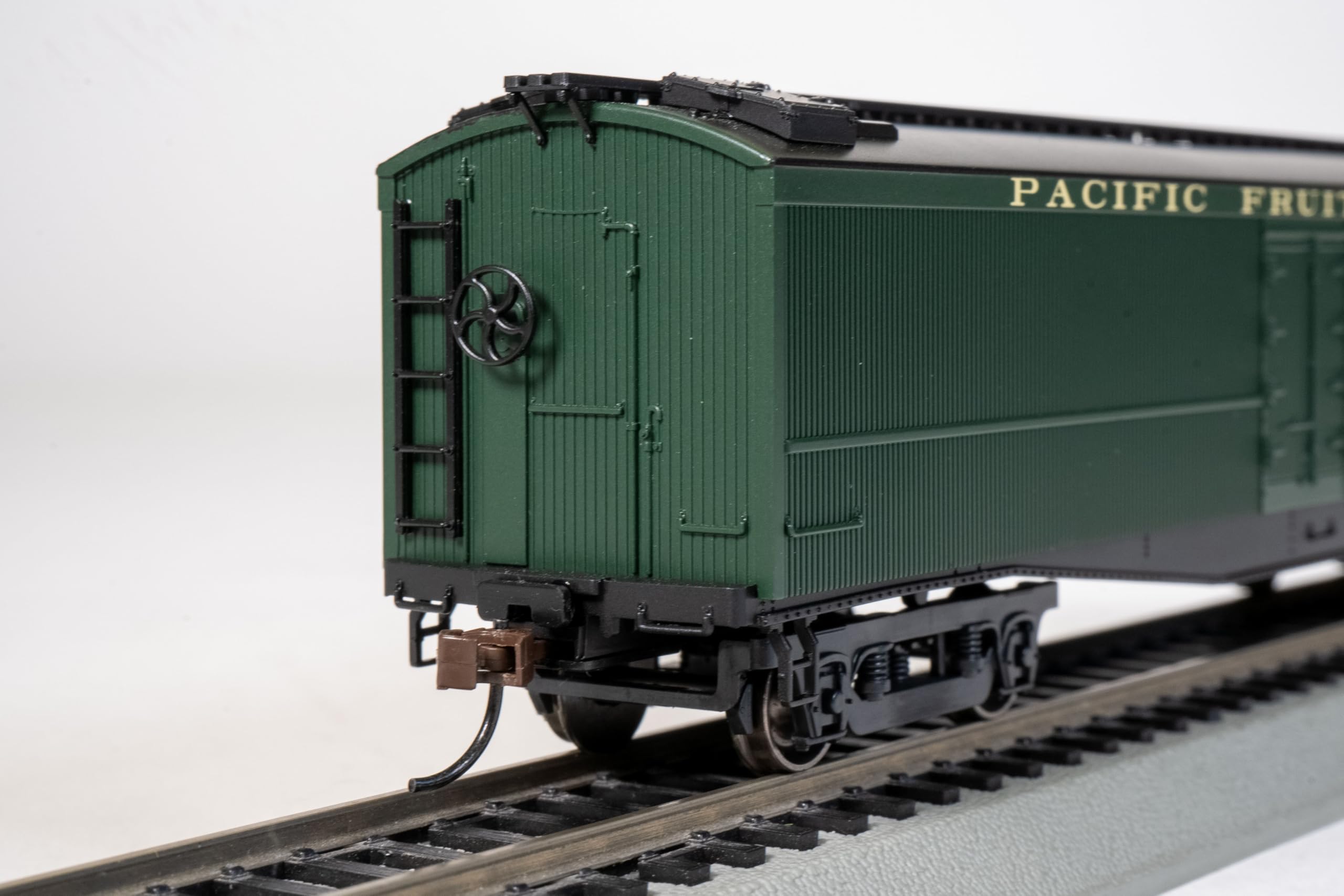 Bachmann Trains - 50' Express Reefer - Pacific Fruit Express #726 - Scala HO
